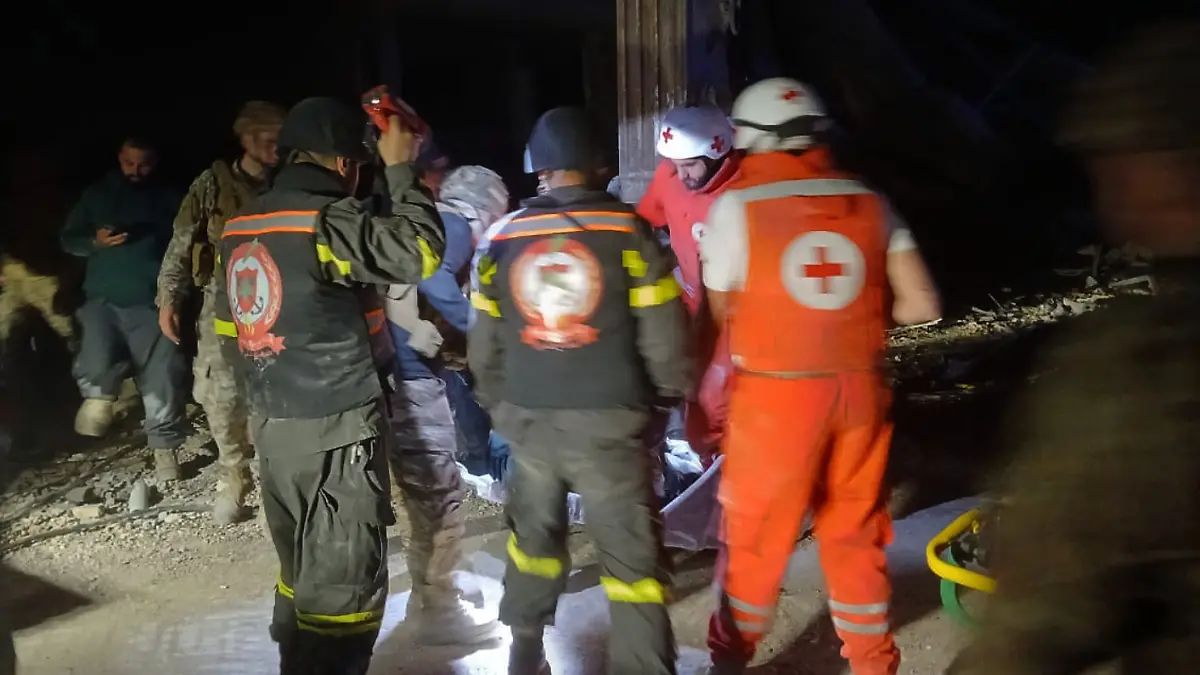 Dieses vom libanesischen Zivilschutz veröffentlichte Foto soll libanesische Freiwillige des Roten Kreuzes zeigen und Mitarbeiter des Zivilschutzes, die den Leichnam einer libanesischen Journalistin tragen, die für die Tageszeitung Al-Akhbar gearbeitet hat und bei einem israelischen Luftangriff getötet wurde. +++ dpa-Bildfunk +++