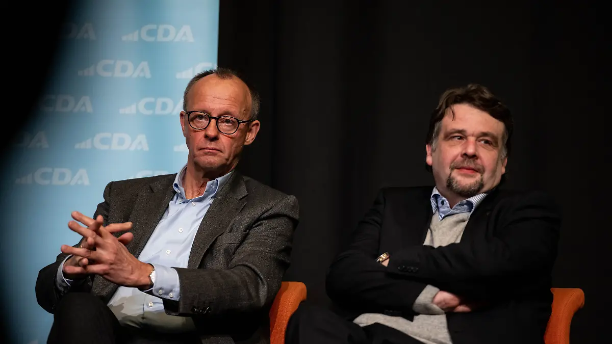 Friedrich Merz (l), CDU-Vorsitzender und damaliger Kanzlerkandidat seiner Partei, sitzt im Januar 2025 neben Dennis Radtke, damals Landesvorsitzender der CDA Nordrhein-Westfalen, bei der Betriebsrätekonferenz der Christlich-Demokratischen Arbeitnehmerschaft (CDA) Deutschland auf der Bühne. (zu dpa: «CDU-Sozialflügel: Aufhören, Menschen Angst zu machen») +++ dpa-Bildfunk +++