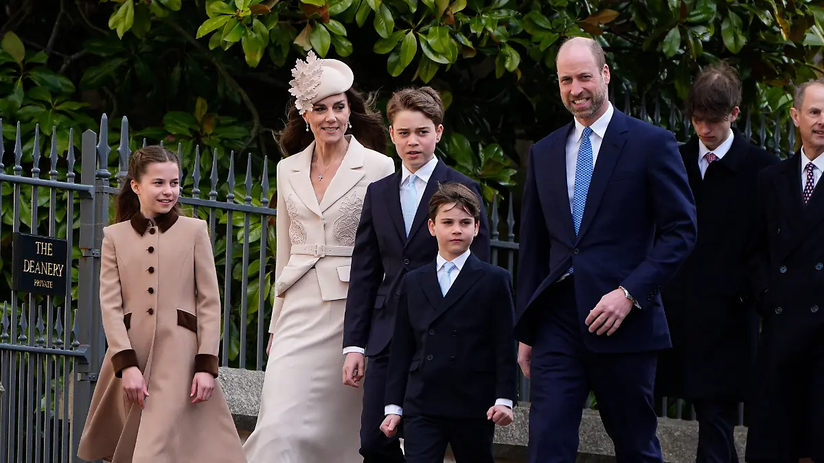 Kate (2.v.l), Princess of Wales, und Prinz William (r), Prince of Wales, kommen mit ihren Kindern, Prinz George (3.v.l.), Prinzessin Charlotte (l) und Prinz Louis (2.v.r.), zusammen mit anderen Mitgliedern der königlichen Familie zum Ostergottesdienst in der St. George’s Chapel, Windsor Castle. 