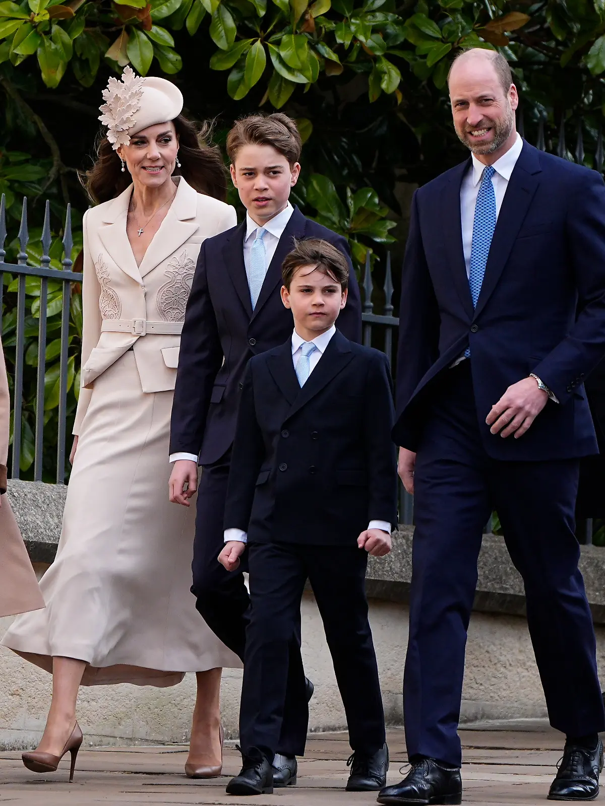 Kate (2.v.l), Princess of Wales, und Prinz William (r), Prince of Wales, kommen mit ihren Kindern, Prinz George (3.v.l.), Prinzessin Charlotte (l) und Prinz Louis (2.v.r.), zusammen mit anderen Mitgliedern der königlichen Familie zum Ostergottesdienst in der St. George’s Chapel, Windsor Castle. 