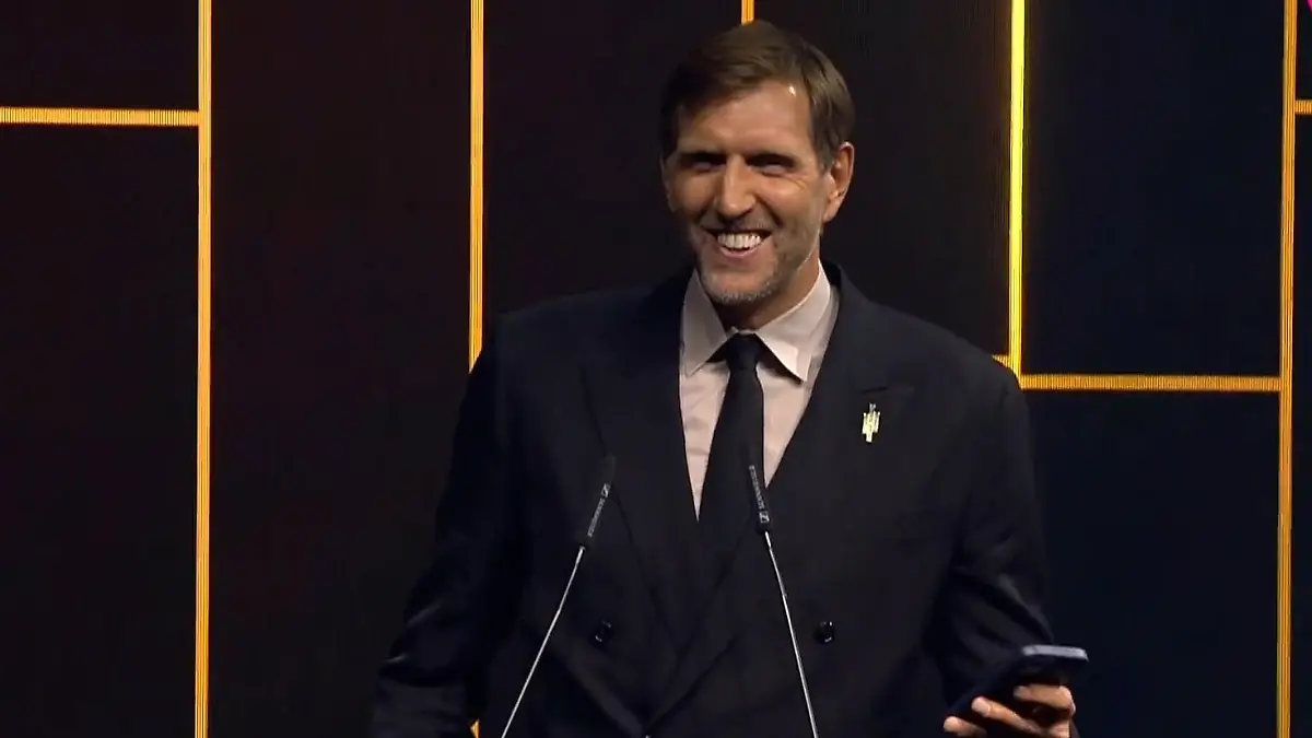„Hab das Schwitzen angefangen!" Dirk Nowitzki muss wegen Technik-Panne improvisieren FIBA-Preisverleihung mit Hindernissen
