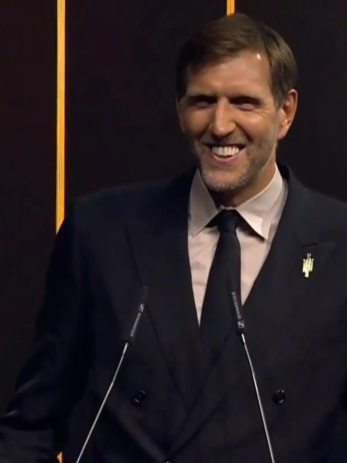 Bild zu: "„Hab das Schwitzen angefangen!" Dirk Nowitzki muss wegen Technik-Panne improvisieren"