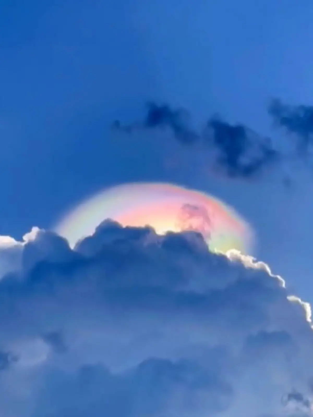 Eine bunte Wolke steht über der Stadt Jieyang in der Provinz Guangdong. Was steckt dahinter? RTL-Wetterexperte Björn Alexander vermutet leuchtende Nachtwolken.