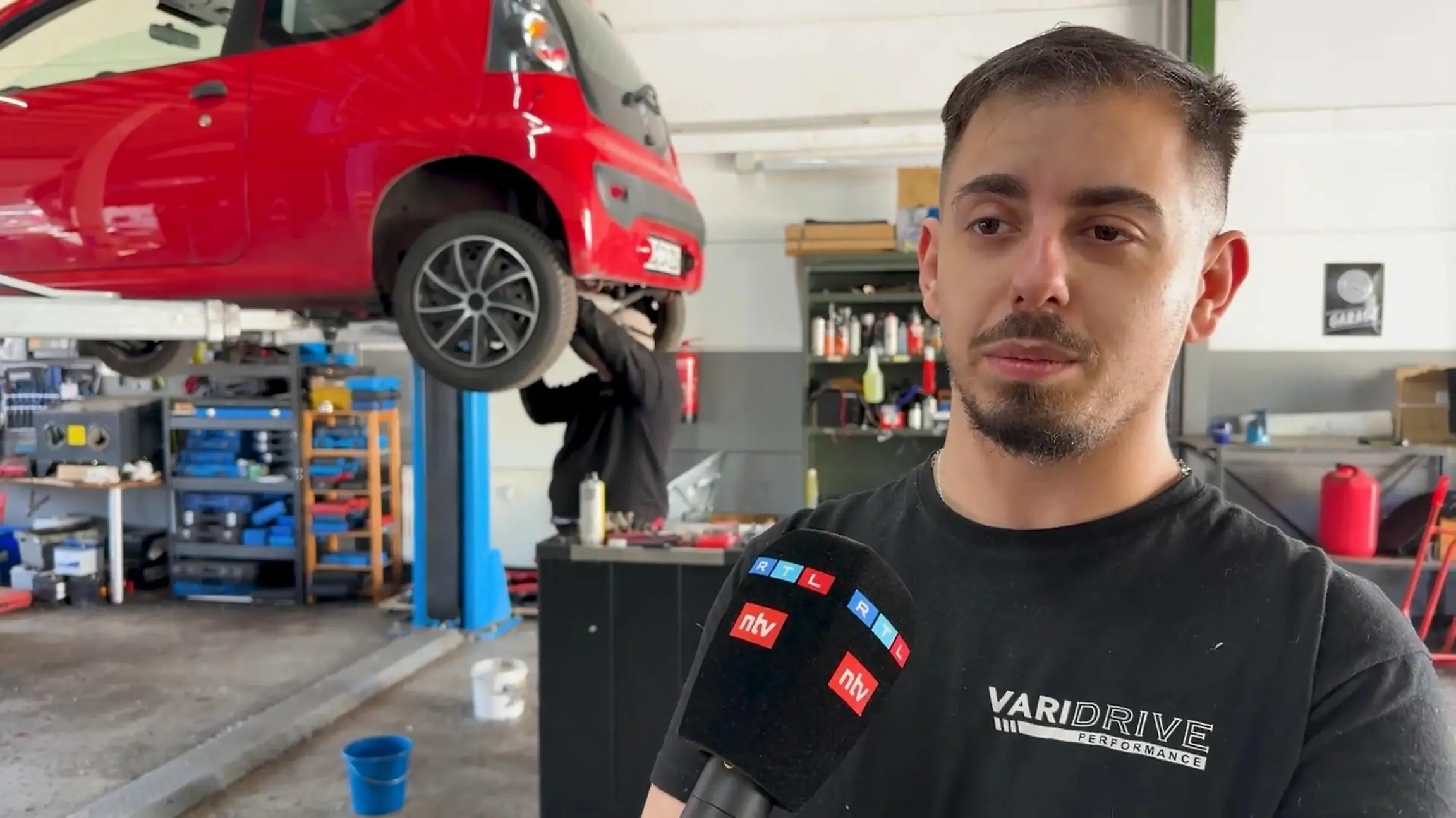 Mechaniker Adrian repariert Autos – und schaut dabei nicht auf die Kosten Werkstatt mit Herz!
