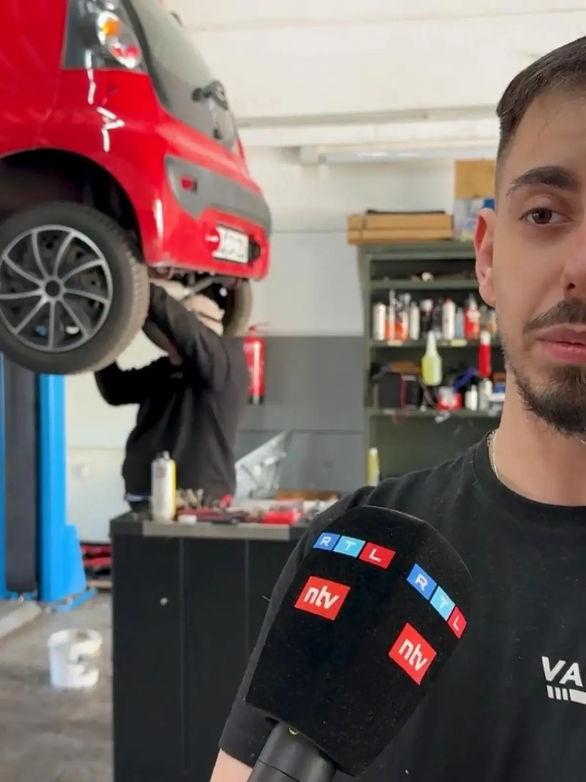 Bild zu: "Mechaniker Adrians „Werkstatt mit Herz” hilft Menschen mit wenig Geld"