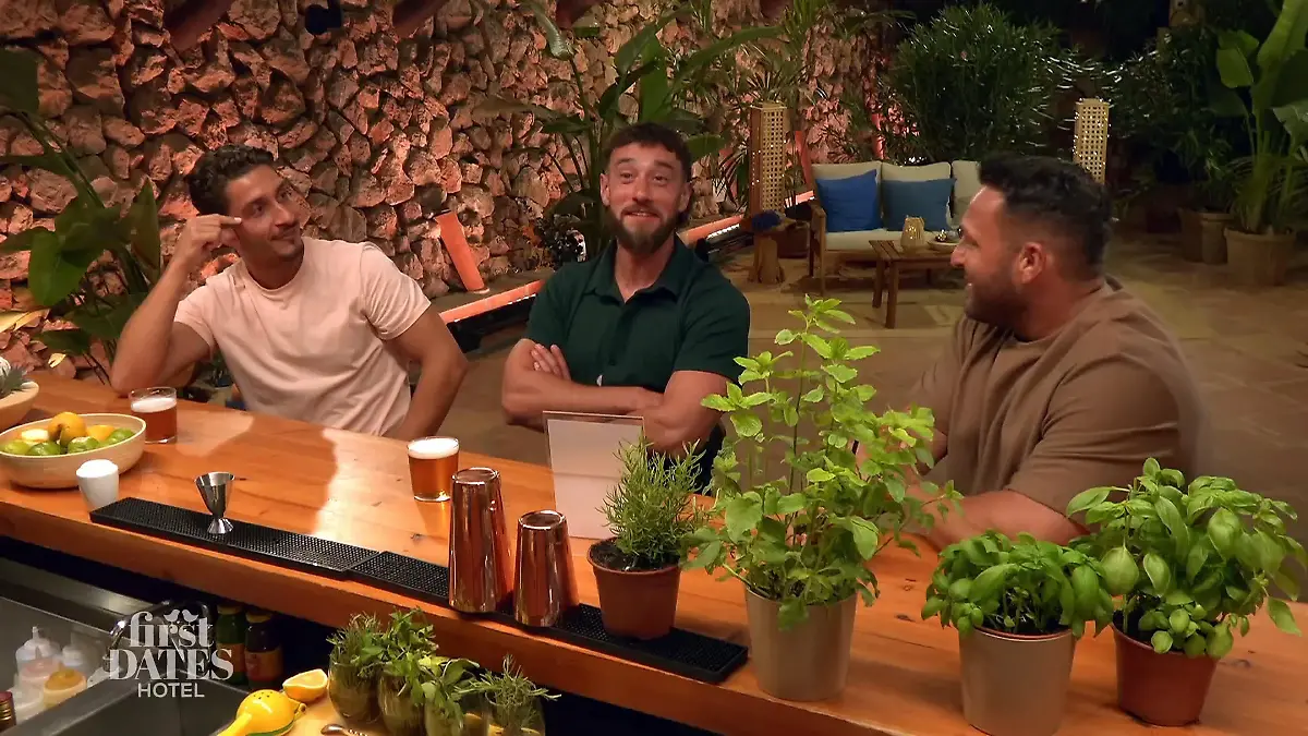 Nick bohrt nach – und plötzlich wird aus dem Absacker ein Männerabend Männerrunde an der Bar