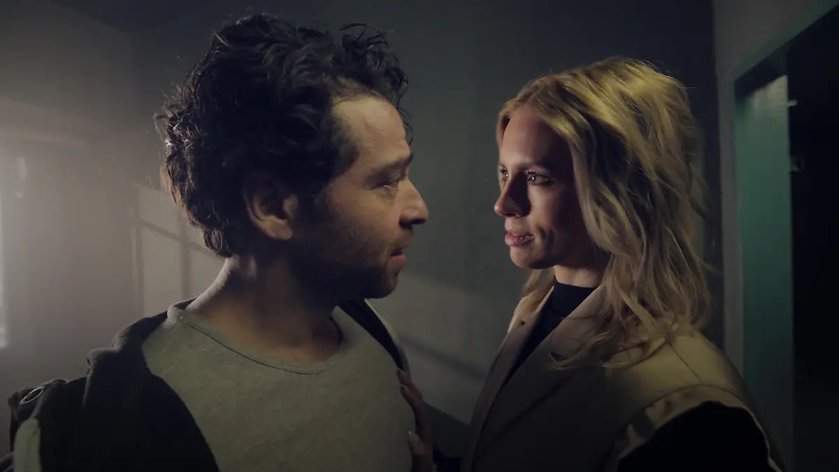 Carlos (Patrick Fernandez) bildet sich ein, Zoe (Lara Dandelion Seibert) wäre nach ihrem Tod in seiner Zelle. 