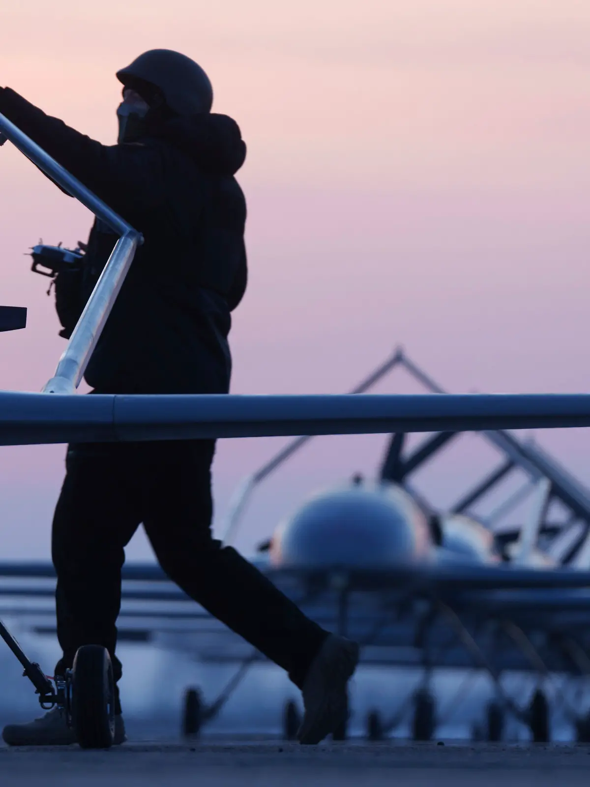 ARCHIV - 28.02.2025, Ukraine, ---: Ein ukrainischer Soldat des Verteidigungsnachrichtendienstes bereitet den Start der Langstreckendrohne An-196 Ljutyj an einem ungenannten Ort in der Ukraine vor. (zu dpa: «Ukrainische Drohnen attackieren Chemiewerk tief in Russland») Foto: Evgeniy Maloletka/AP/dpa +++ dpa-Bildfunk +++