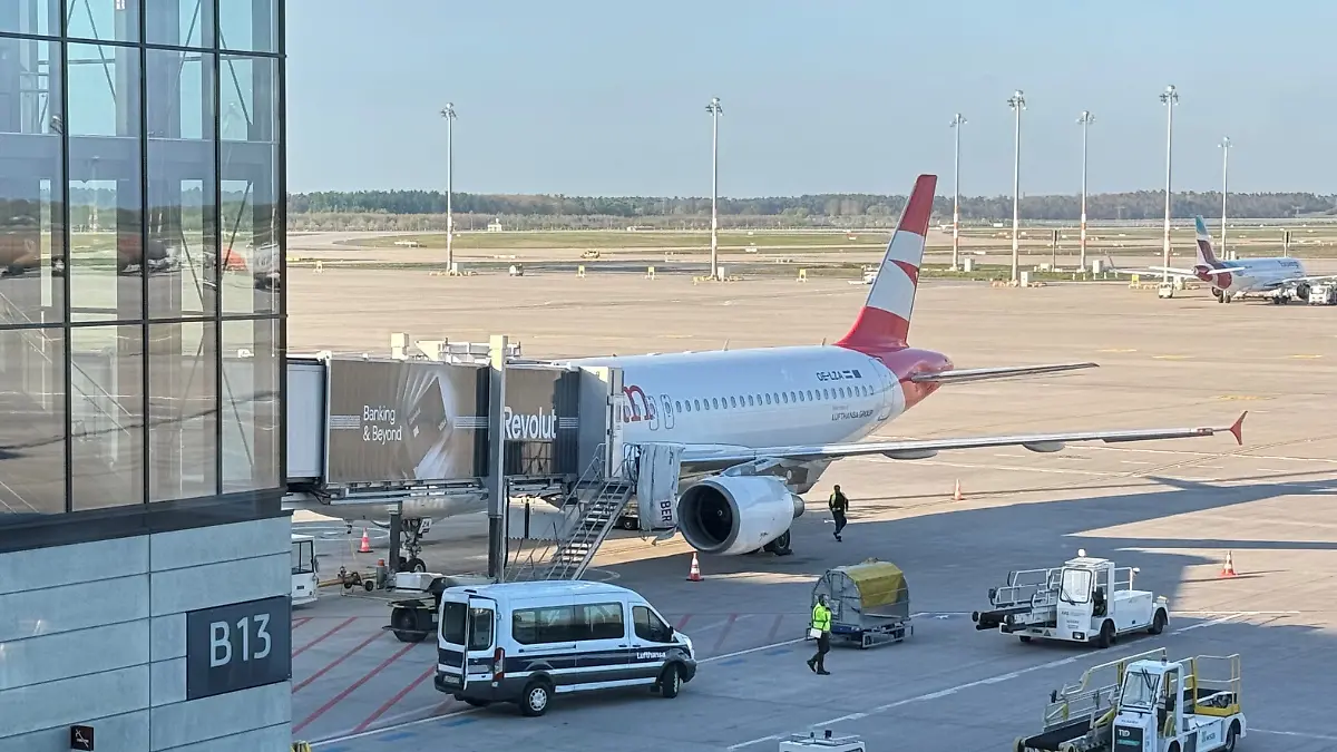 Ein Flugzeug A320 der Austrian Airlines, steht am Terminal am Flughafen BER. In dem Flugzeug am Berliner Hauptstadtflughafen ist es zu einem Vorfall mit einem Abschiebehäftling gekommen. In den hinteren Reihen begann der Mann zu randalieren und wurde von den ihn begleitenden Polizisten aus dem Flieger geleitet, wie ein dpa-Reporter berichtete. Durch das Gerangel sei an der Vordertür des A320 die Notrutsche ausgelöst worden.