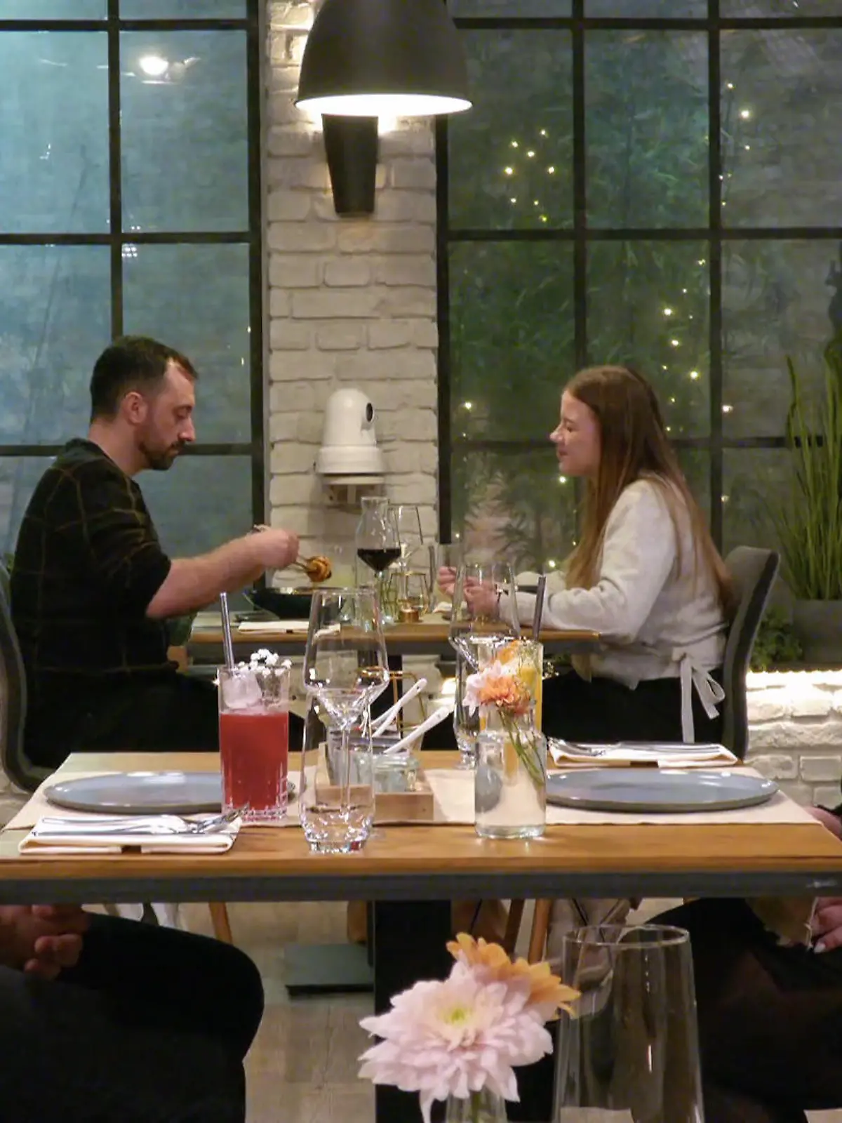 Bild zu: "Merle fragt direkt nach der Zukunft – und Leon hat darauf eine klare Antwort"