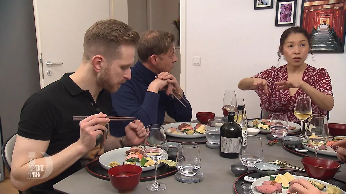 Das perfekte Dinner: Gastgeberin Kayo am gedeckten Tisch mit ihren Gästen