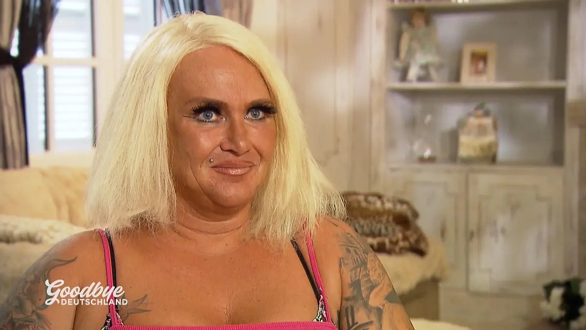 Goodbye Deutschland: Caro Robens im schulterfreien Top