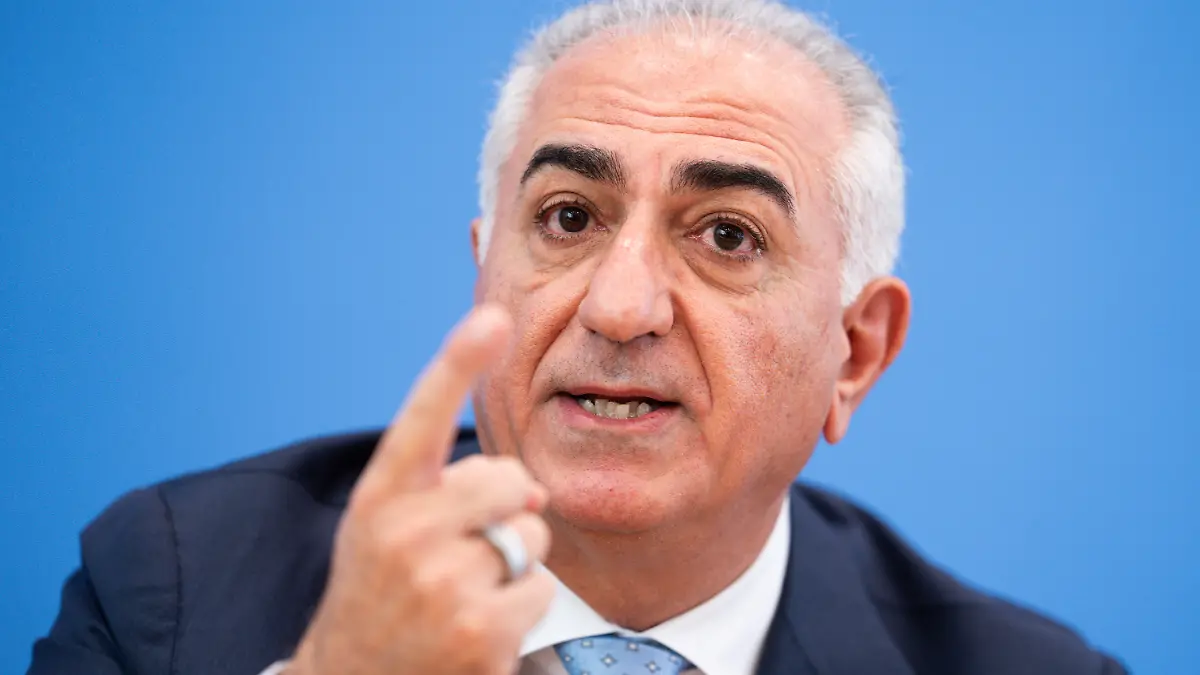 Reza Pahlavi, der Sohn des früheren iranischen Schahs, nimmt an einer Pressekonferenz zur aktuellen Lage im Iran im Haus der Bundespressekonferenz teil.