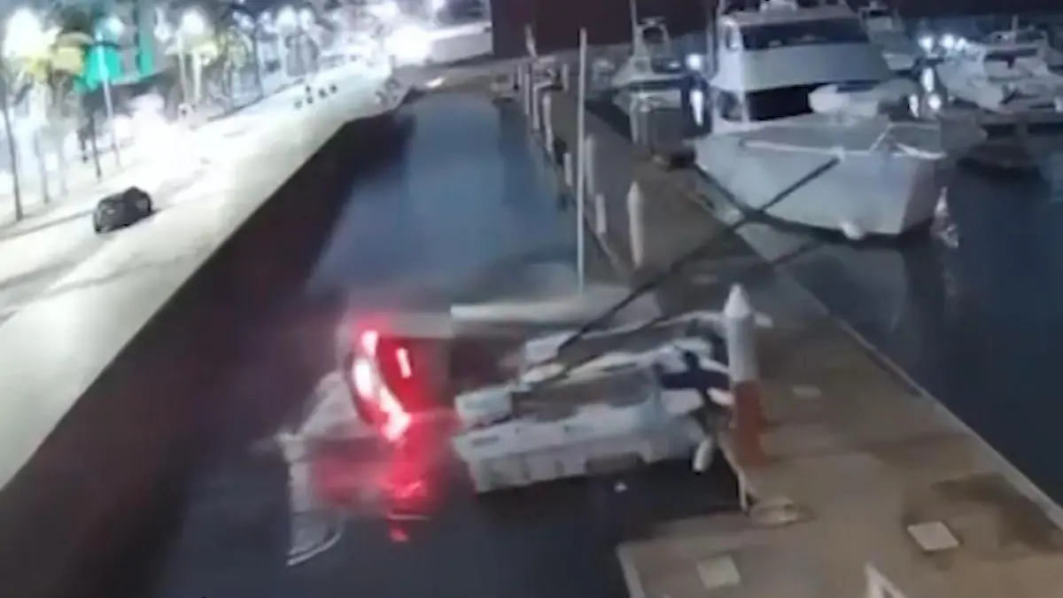 Teurer Parkplatz! Fahrer brettert in Hafenbecken – und kracht in Boote Mega-Crash mitten in der Nacht