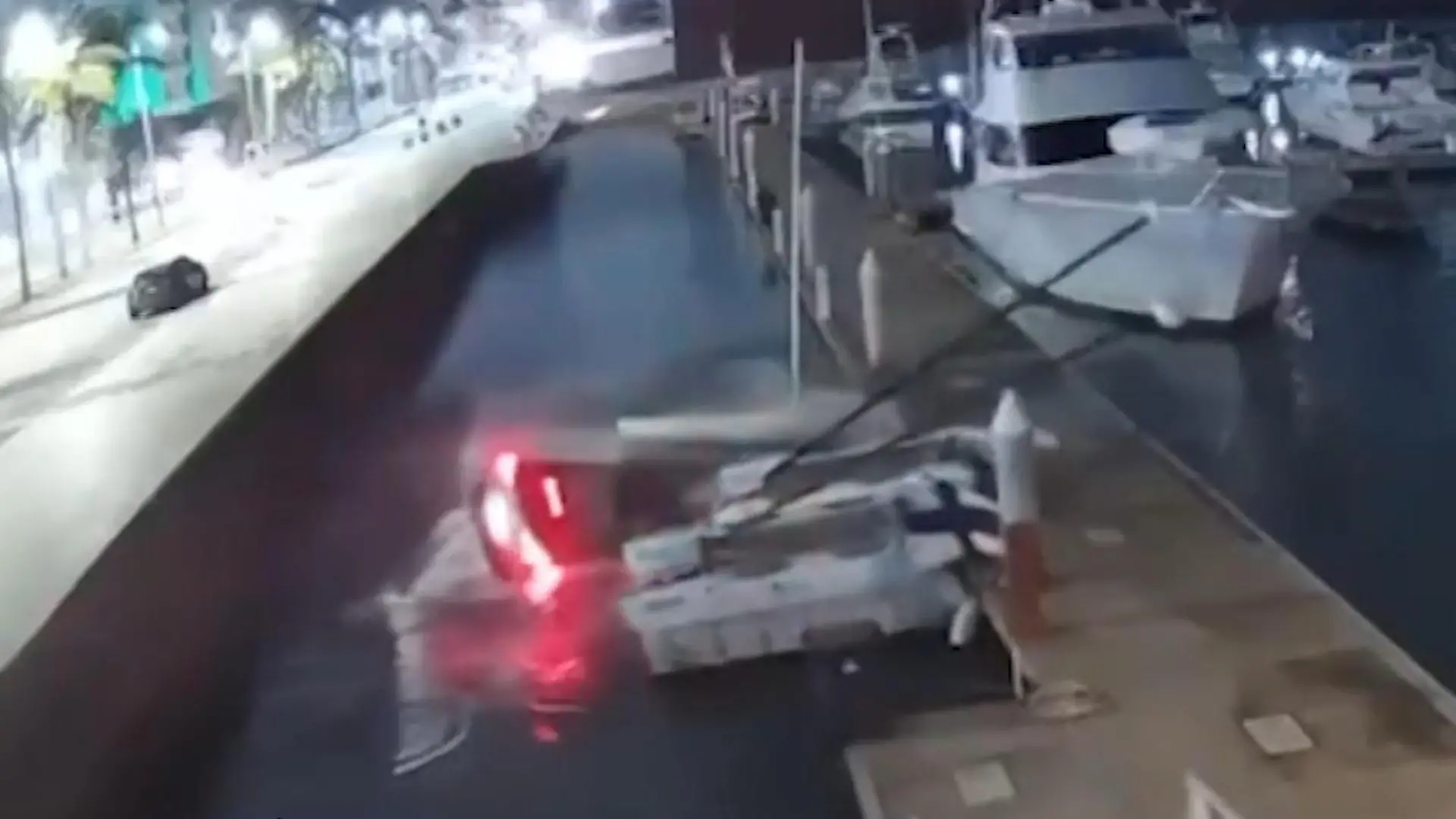 Teurer Parkplatz! Fahrer brettert in Hafenbecken – und kracht in Boote Mega-Crash mitten in der Nacht
