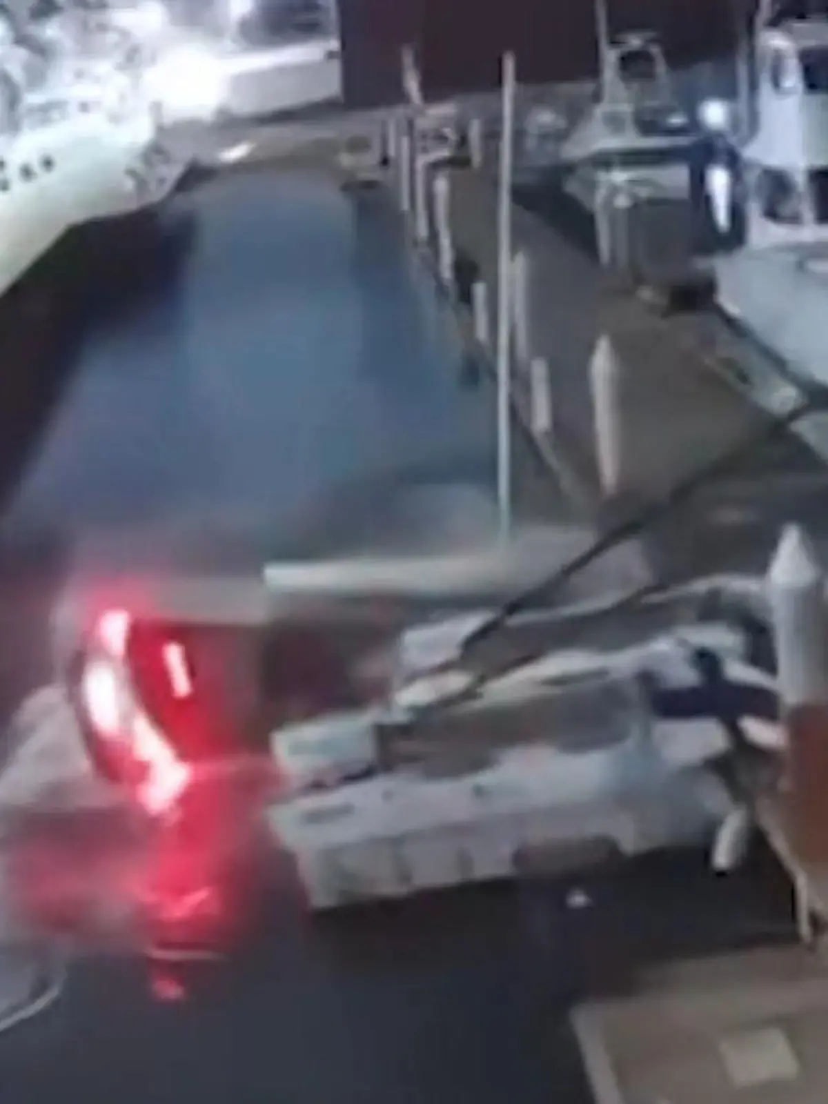 Bild zu: "Teurer Parkplatz! Fahrer brettert in Hafenbecken – und kracht in Boote"