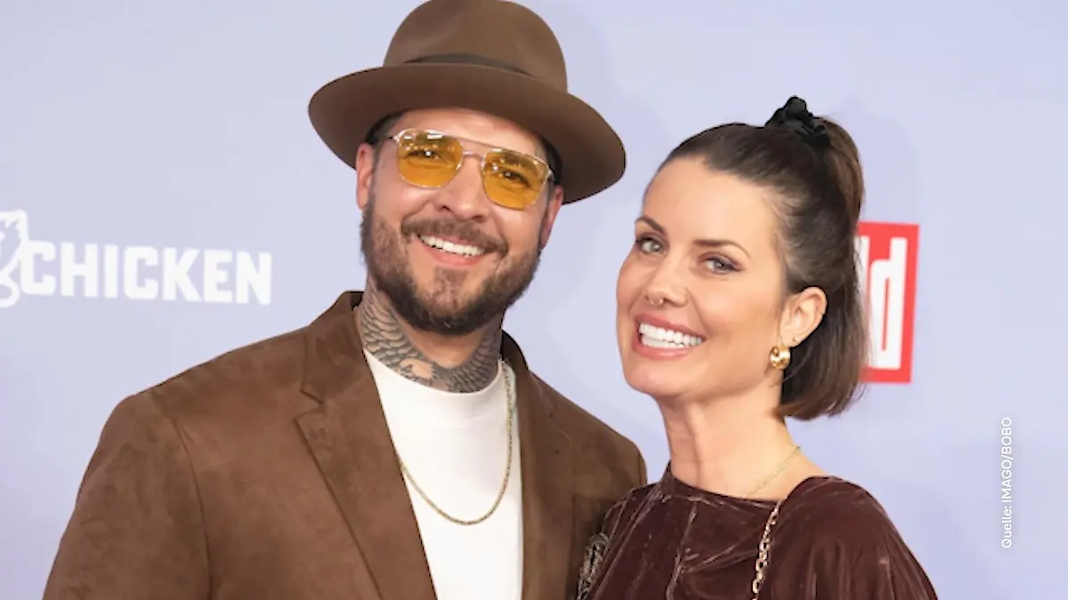 Trotz Fehlgeburt! Warum Pia Tillmann und Zico Banach zu den „Reality Awards” gegangen sind Sommerhaus-Paar lächelnd auf dem roten Teppich