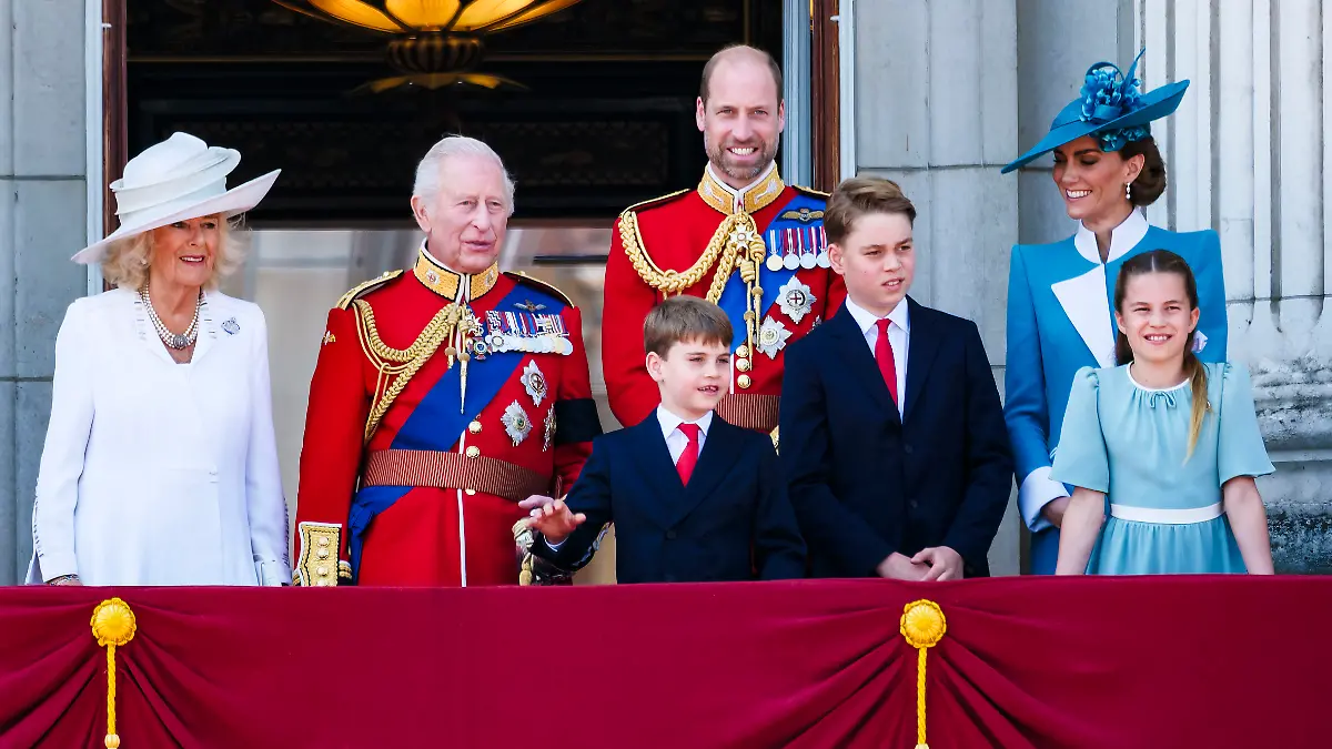 Prinz Louis (3. v. links) ist in der royalen Familie von Kate (2. von rechts) und William (mitte) als Frechdachs bekannt