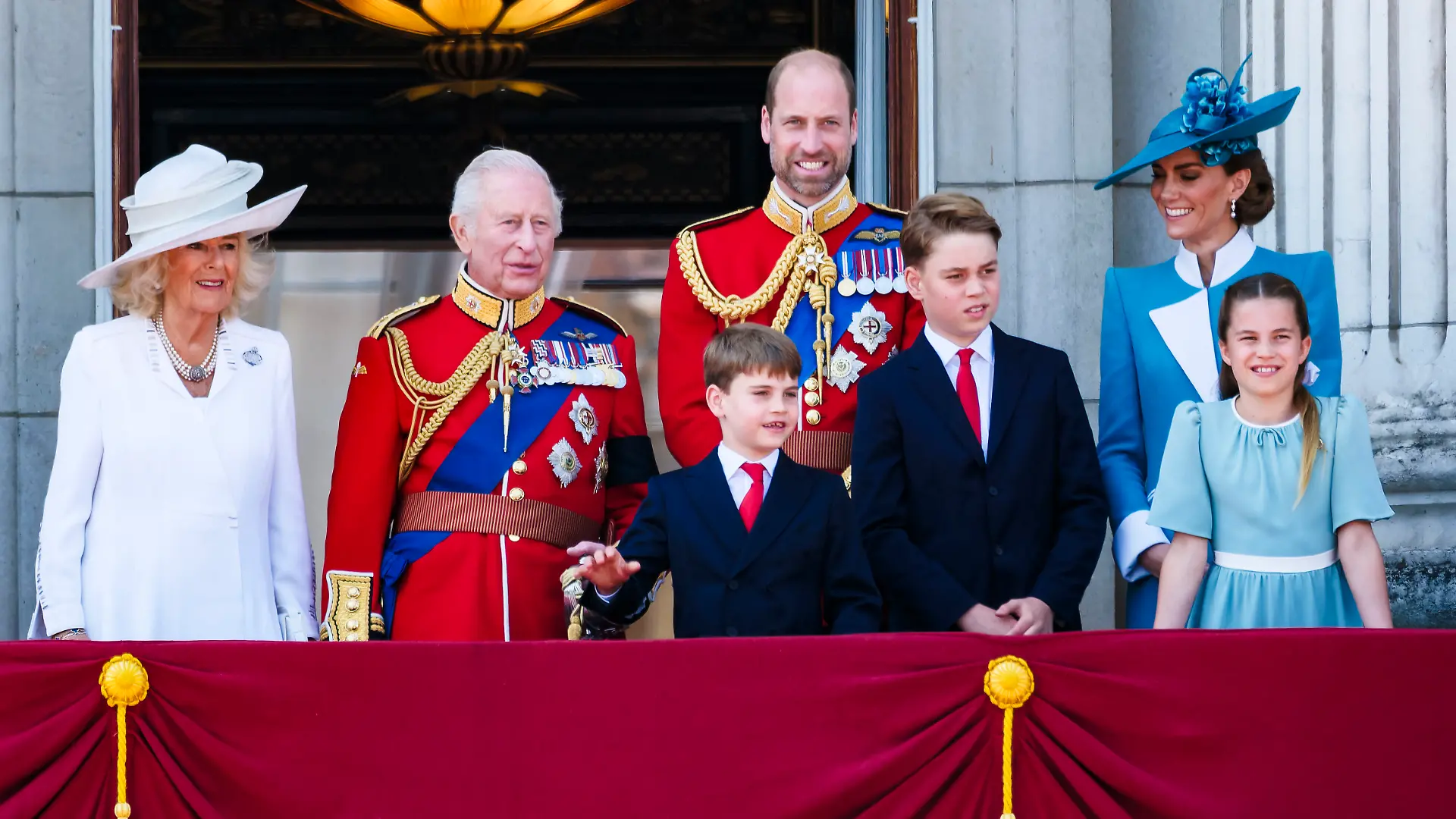 Prinz Louis (3. v. links) ist in der royalen Familie von Kate (2. von rechts) und William (mitte) als Frechdachs bekannt