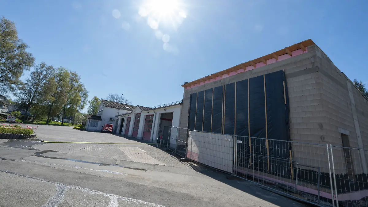 Außenansicht auf die neue Halles des Feuerwehrhauses. Beim Neubau des Gerätehauses der Feuerwehr in Netphen gibt es Probleme. Unter anderem passen die Löschfahrzeuge nicht durch die Tore.