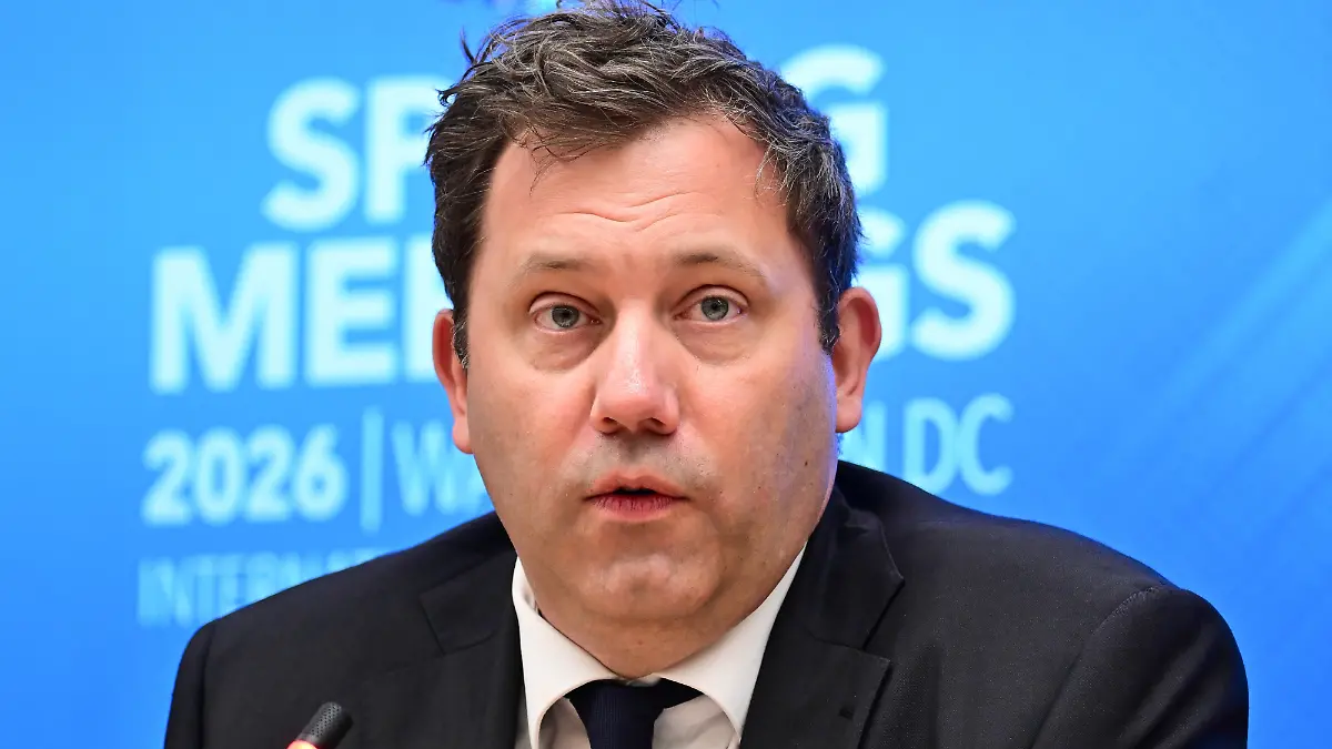 Lars Klingbeil (SPD), Bundesminister der Finanzen, nimmt während der IWF-Frühjahrstagung an einer Pressekonferenz mit dem Bundesbankchef teil.