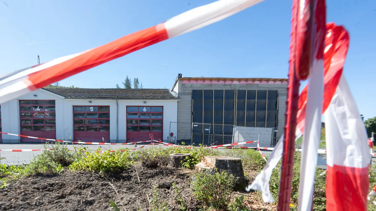 Beim Neubau des Gerätehauses der Feuerwehr in Netphen gibt es Probleme. Unter anderem passen die Löschfahrzeuge nicht durch die Tore.