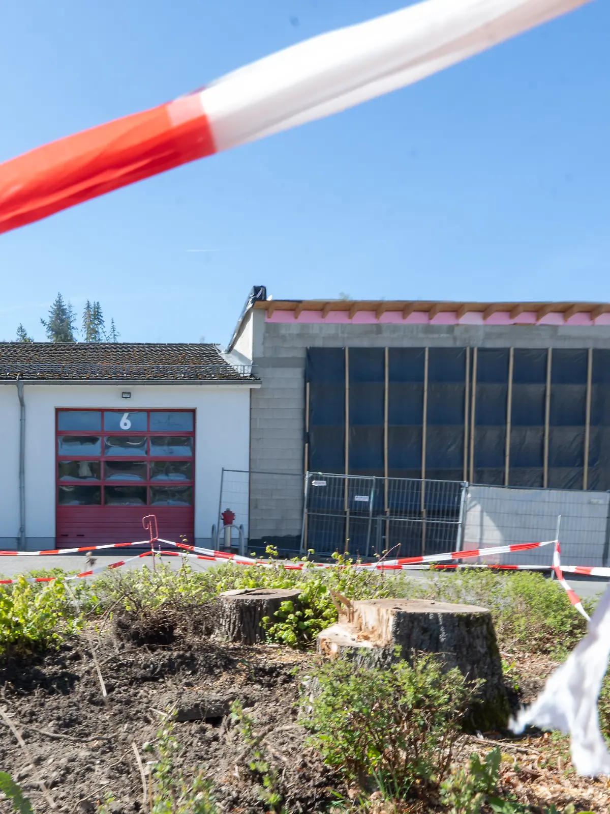 Beim Neubau des Gerätehauses der Feuerwehr in Netphen gibt es Probleme. Unter anderem passen die Löschfahrzeuge nicht durch die Tore.