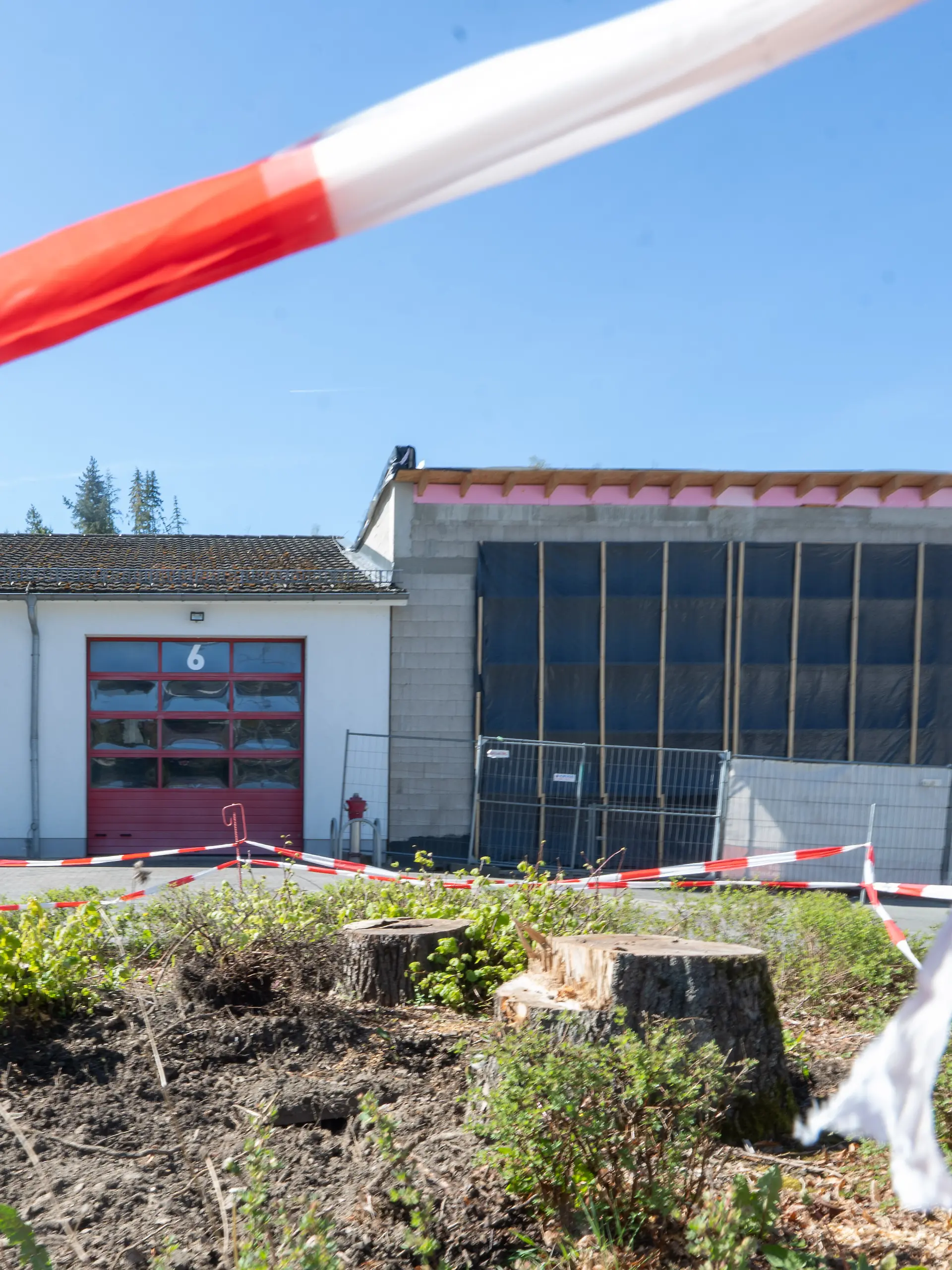 Beim Neubau des Gerätehauses der Feuerwehr in Netphen gibt es Probleme. Unter anderem passen die Löschfahrzeuge nicht durch die Tore.