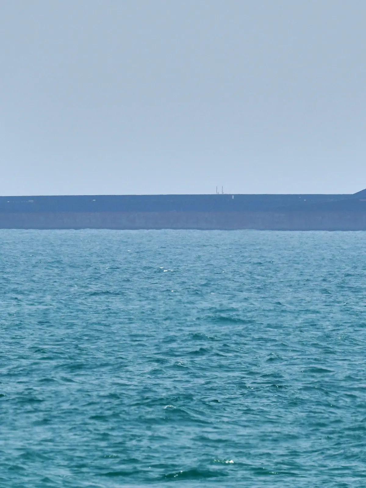 Ein Tanker liegt in der Straße von Hormus vor der Küste der Insel Qeschm. +++ dpa-Bildfunk +++