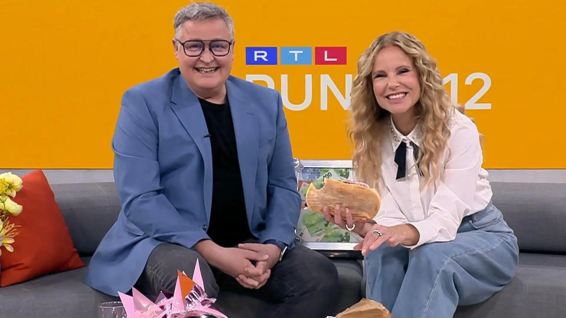 Überraschung im „Punkt 12"-Studio! Katja Burkard isst ihren ALLERERSTEN Döner Moderatorin feiert 61. Geburtstag