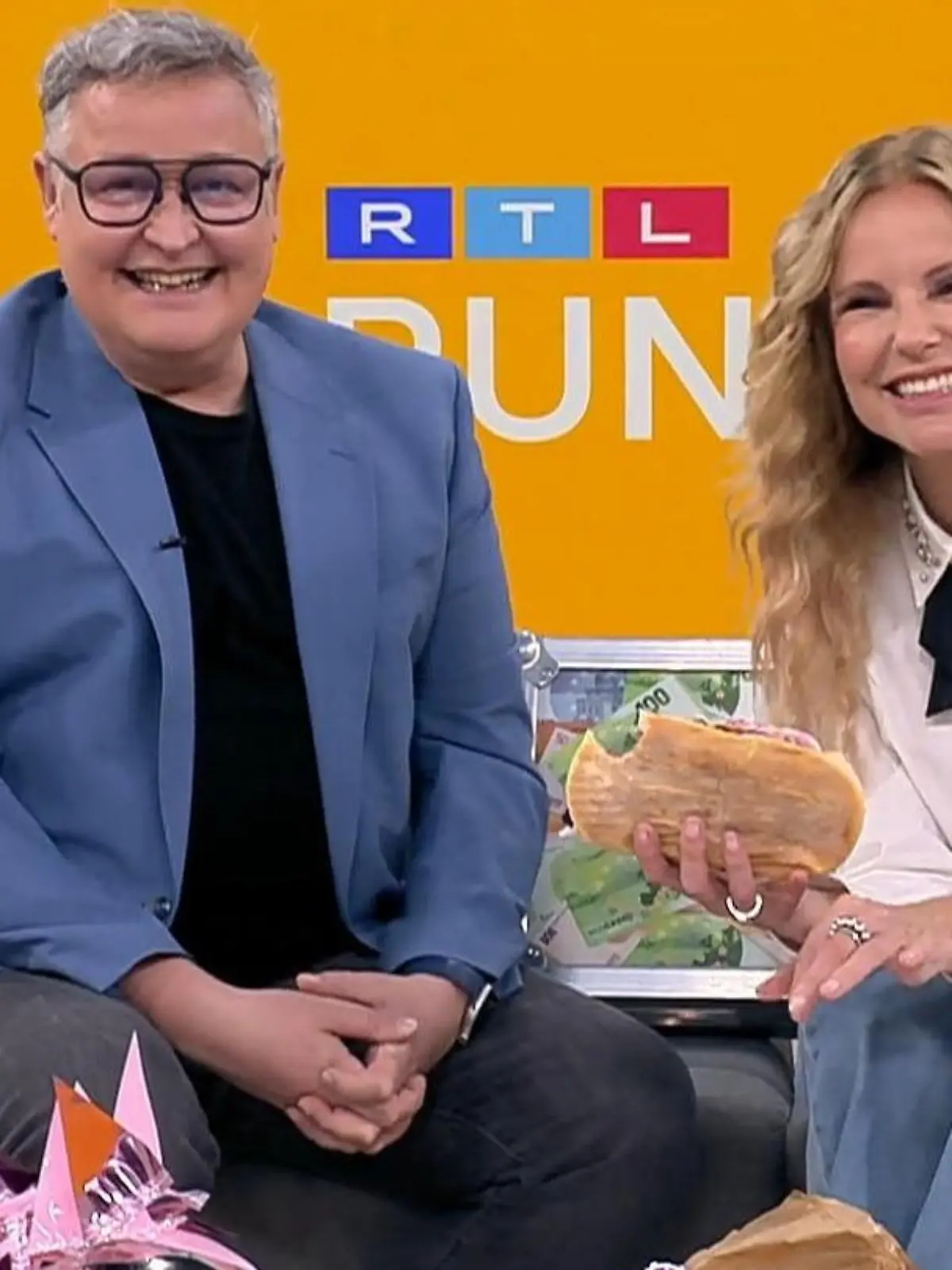 Bild zu: "Überraschung im „Punkt 12"-Studio! Katja Burkard isst ihren ALLERERSTEN Döner"