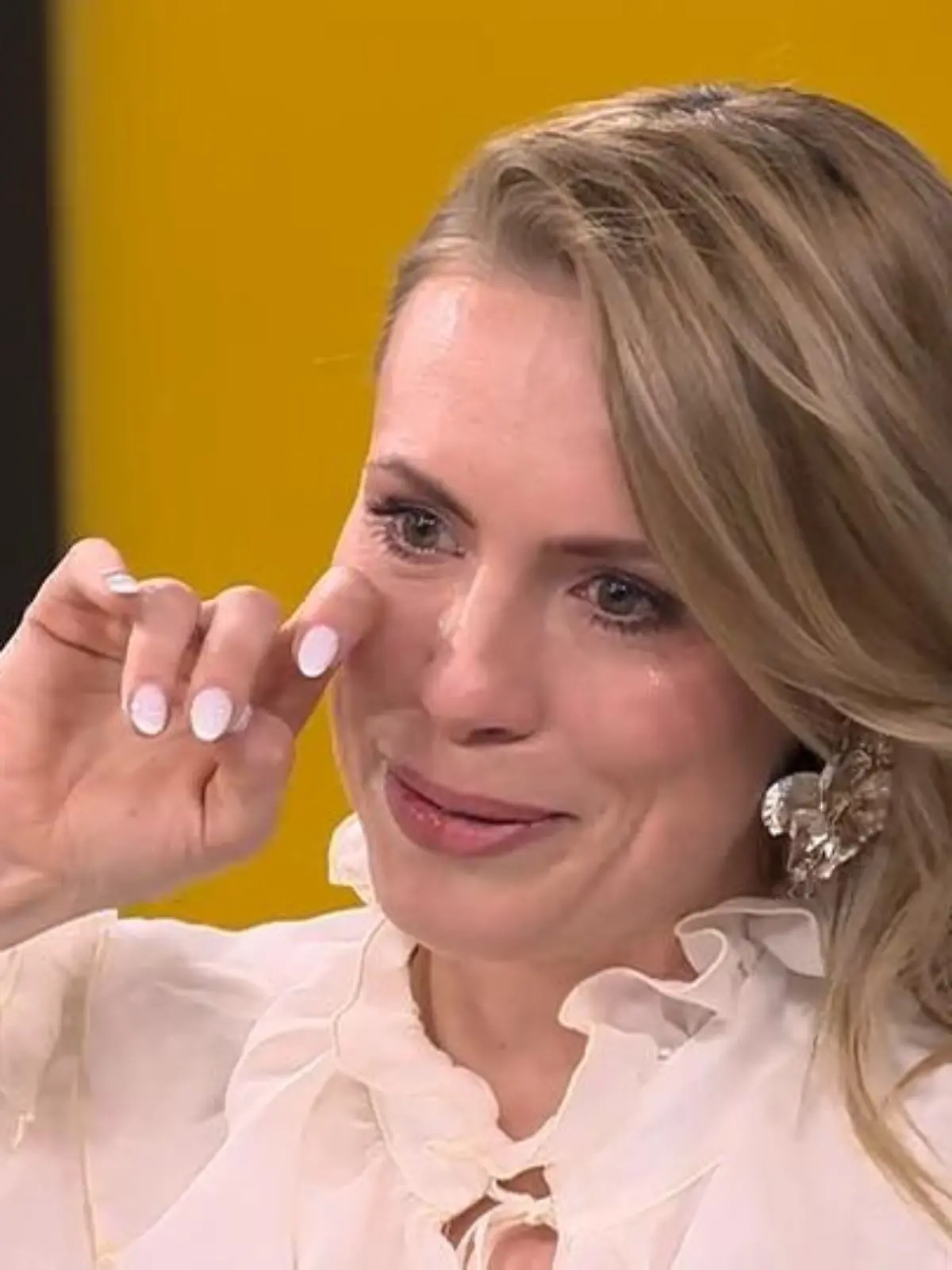 Lara Dandelion Seibert weint 