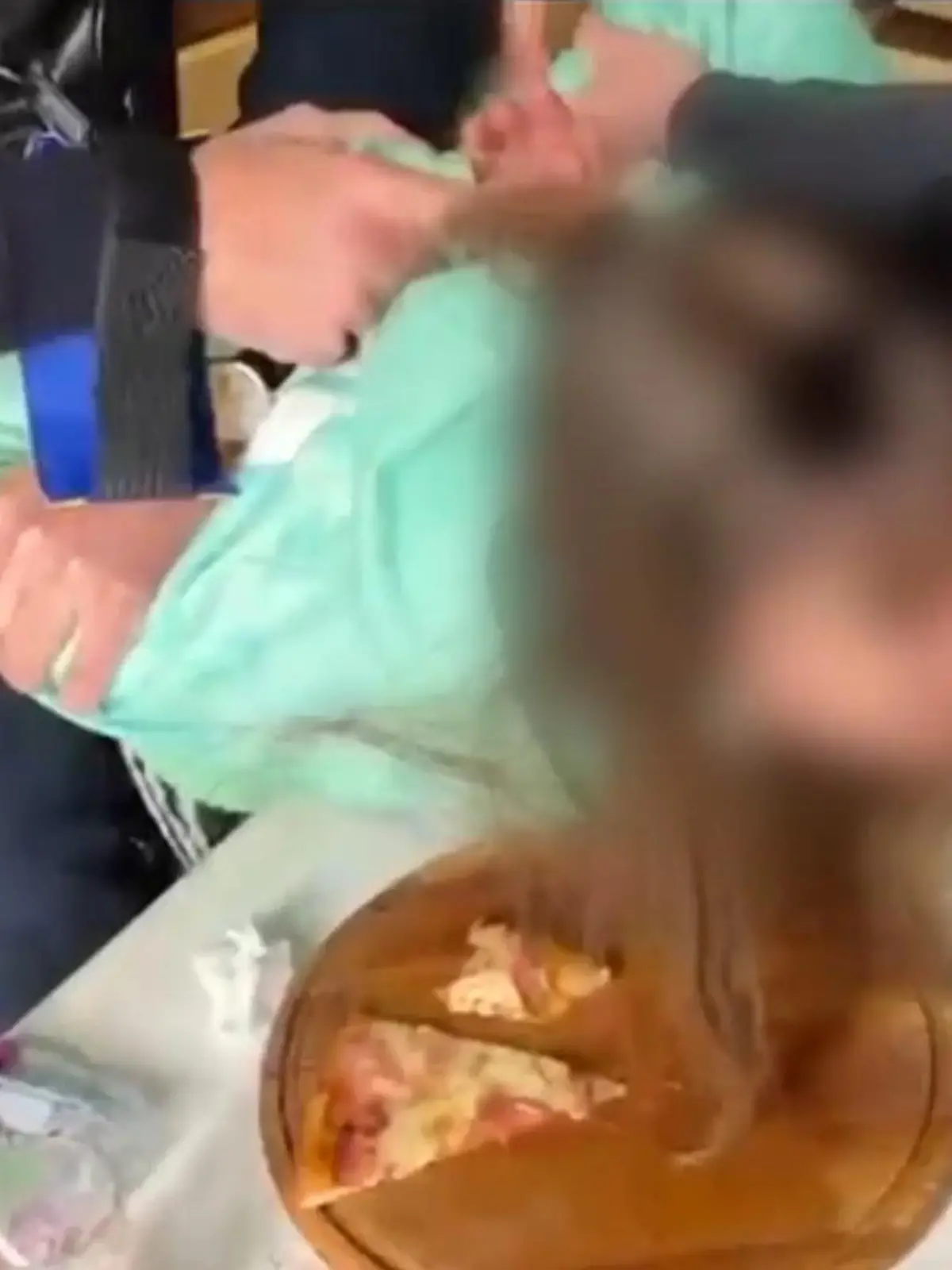 Bild zu: "In Pizzeria! Mutter will Sohn (6) verkaufen – an wildfremden Mann"