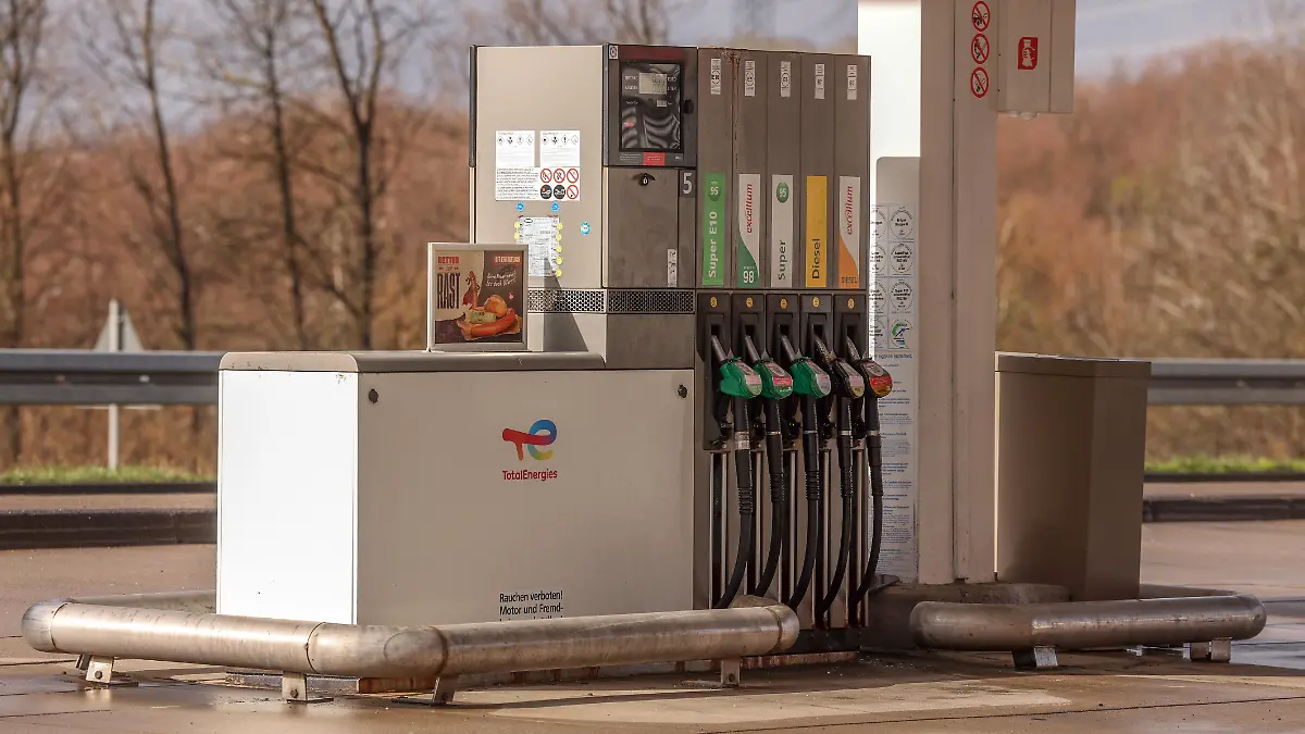 Wie hoch geht der Spritpreis wegen des Krieges im Iran? Eine Zapfsaeule (Zapfsäule) mit eingehaengten (eingehängten) Zapfpistolen an einer Total Energies Tankstelle an der Autobahn A45 Raststaette (Raststätte) Siegerland Ost. Die Preise haben schon lange deutlich die 2 Euro Marke ueberschritten (überschritten). Tankstelle, Spritpreise am 30.03.2026 in Siegen/Deutschland.