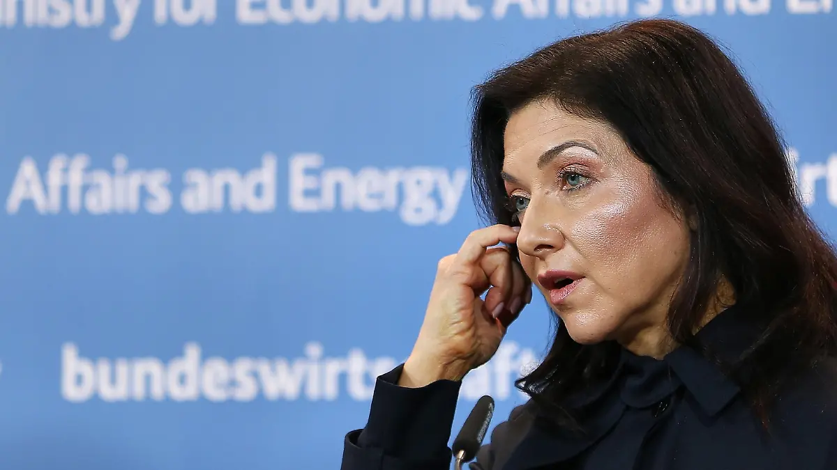 Berlin, Deutschland: Wirtschaftsministerium: Pressestatement: Spitzengespräch des Bündnisses Zukunft der Industrie und gemeinsames Grundsatzpapier: Bundesministerin für Wirtschaft und Energie Katherina Reiche (CDU)