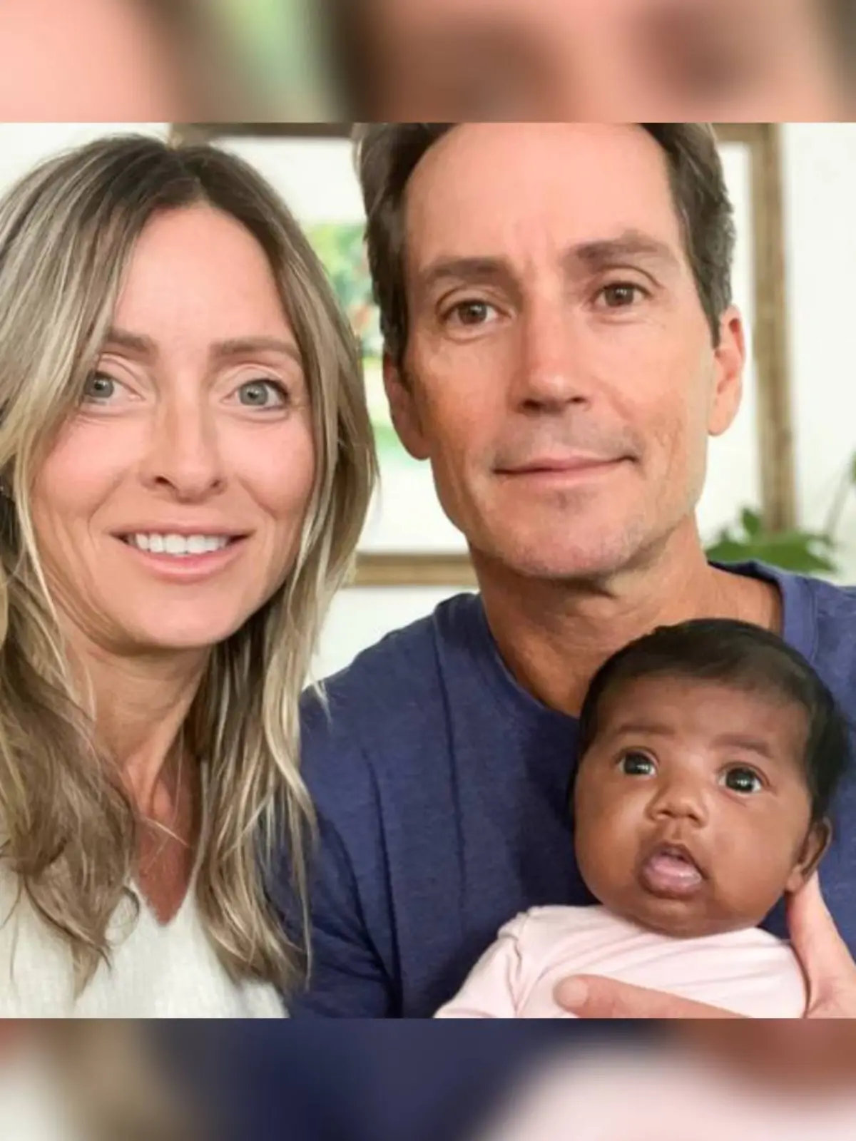 Tiffany Score und Steven Mills mit ihrer Tochter Shea im Arm