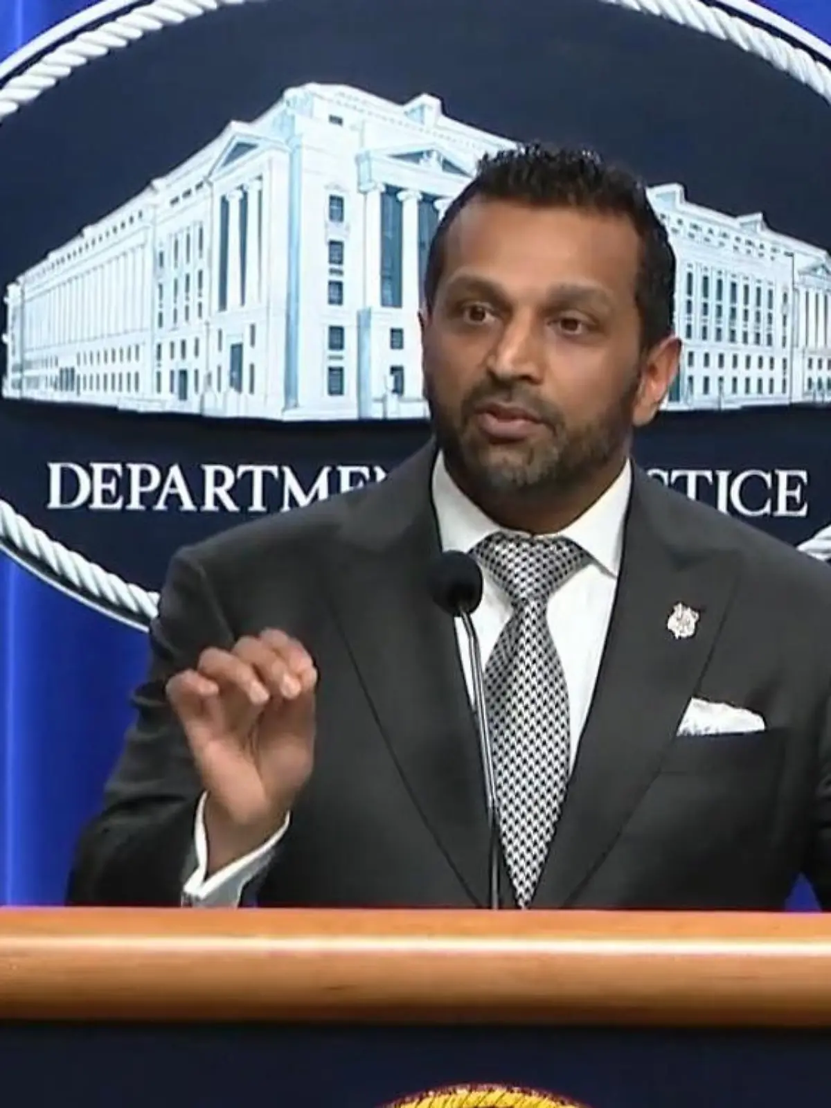 Bild zu: "Mega-Ausraster vor Reportern! FBI-Chef flippt nach Alkohol-Vorwurf aus"