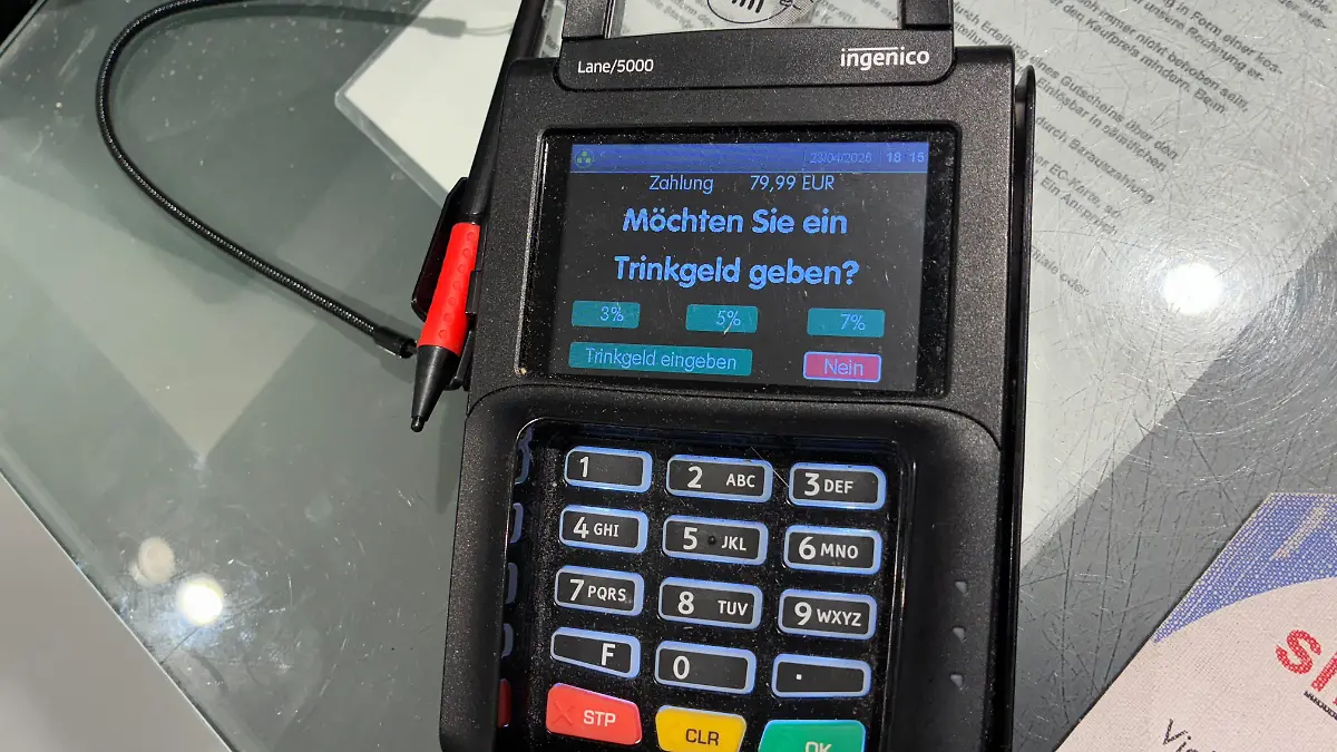 Ein Berliner Schuhgeschäft fragt Kunden nach Trinkgeld.