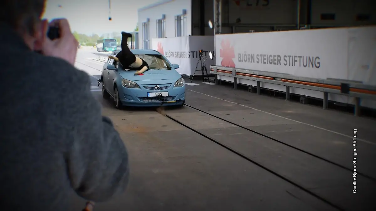 Crashtest zeigt Gefahr für Fußgänger Krasser Aufprall