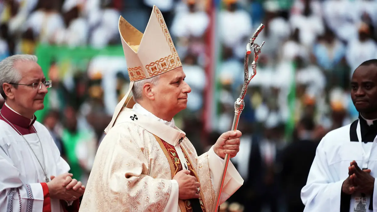 23.04.2026, Äquatorialguinea, Malabo: Papst Leo XIV. (M) kommt am letzten Tag seines elftägigen Pastoralbesuchs in Afrika zur Feier der Heiligen Messe in das Stadion von Malabo. Foto: Andrew Medichini/AP/dpa +++ dpa-Bildfunk +++