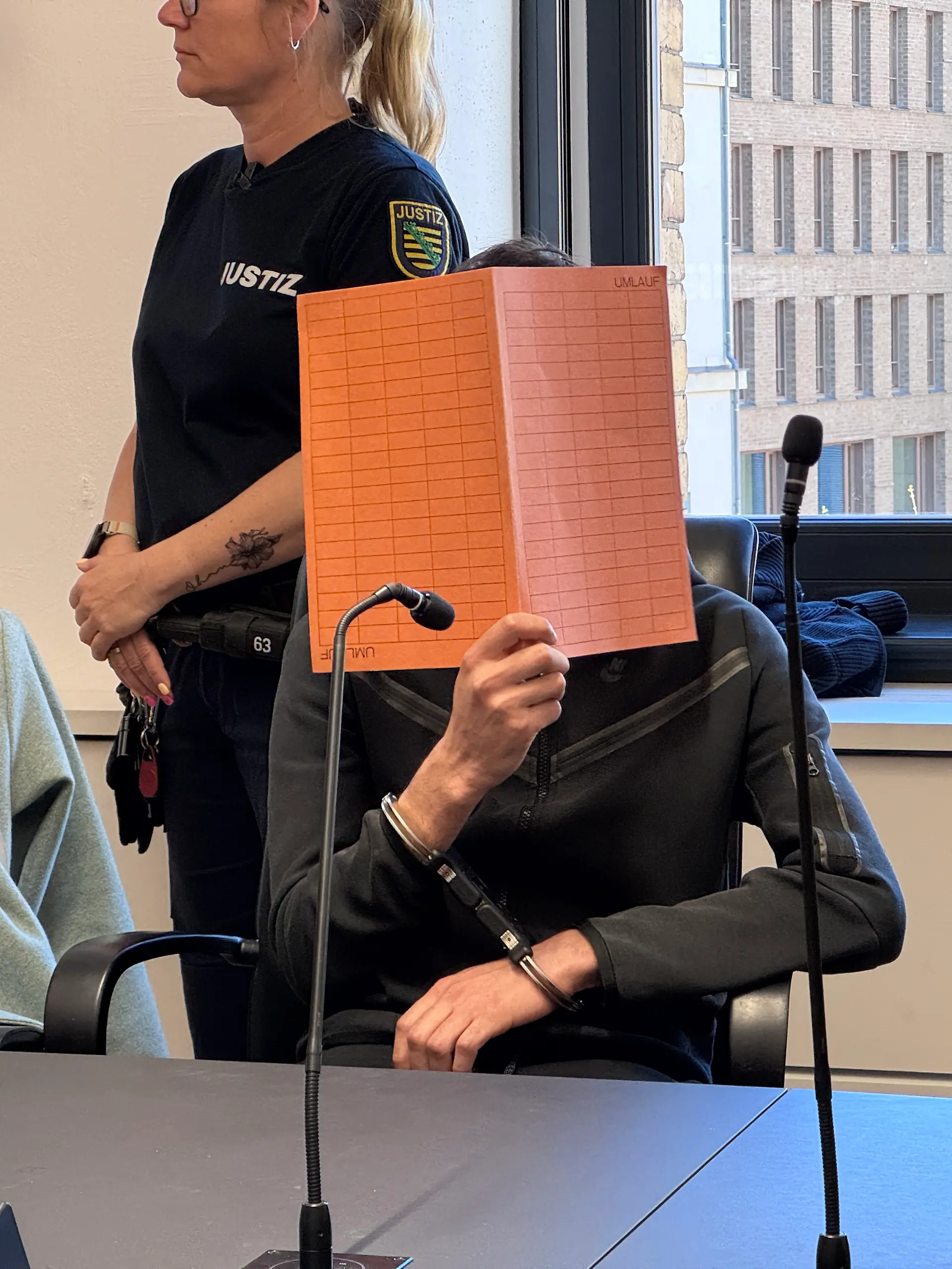 Ismail A. soll das Cuttermesser in seiner Socke versteckt und in der Straßenbahn gezückt haben.