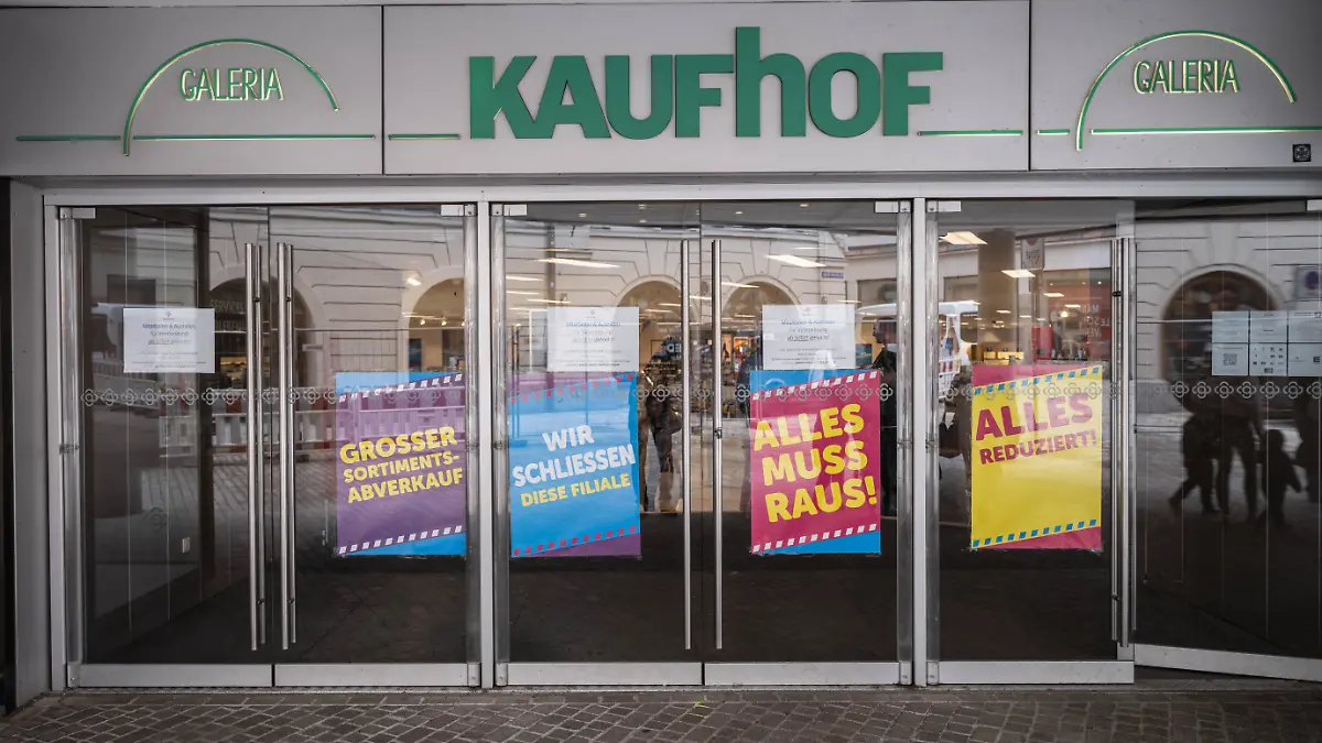 "Wir schließen diese Filiale" steht am Eingang der Filiale von Galeria Kaufhof in der Innenstadt von Regensburg.