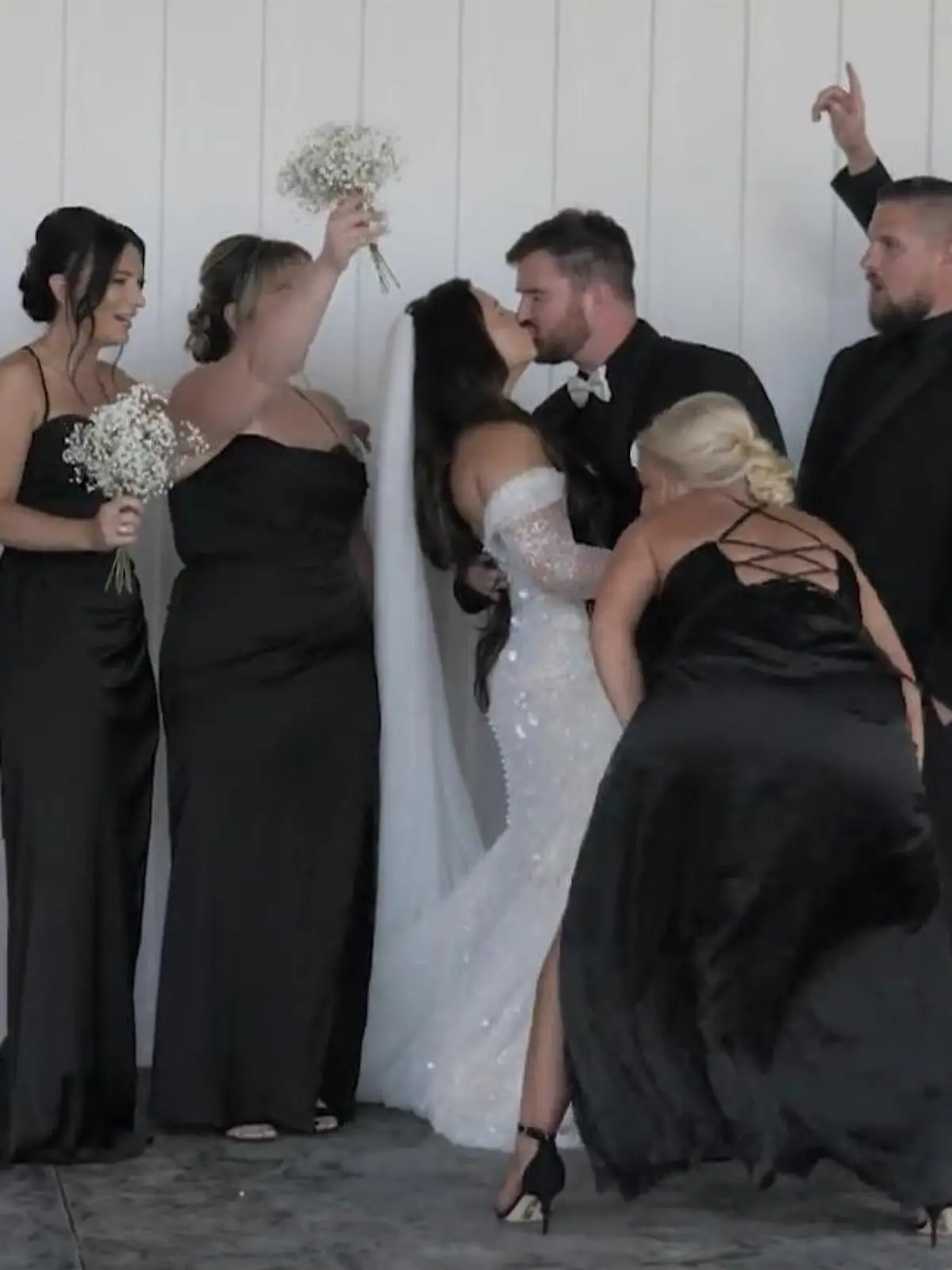 Bild zu: "Provokantes POsing! Sie stiehlt Braut eiskalt die Show"