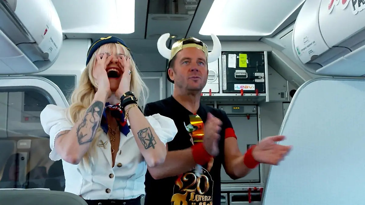 Mia Julia und Lorenz Büffel lassen es im Malle-Flieger krachen Ballermann-Party in 10.000 Metern Höhe