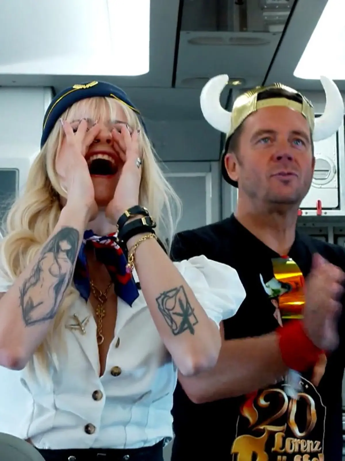 Bild zu: "Mia Julia und Lorenz Büffel lassen es im Malle-Flieger krachen"