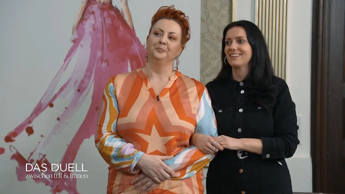 Die Expertinnen stehen untergehakt nebeneinander. 