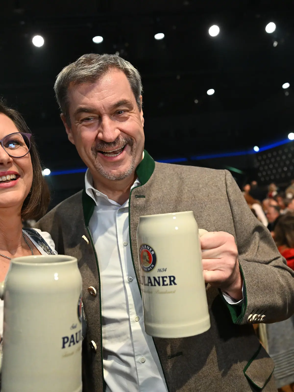 Ilse Aigner (CSU,l), Präsidentin des Bayerischen Landtags und Markus Söder (CSU), Ministerpräsident von Bayern, halte Bierkrüge beim Starkbieranstich in der Paulaner Brauerei am Nockherberg. +++ dpa-Bildfunk +++