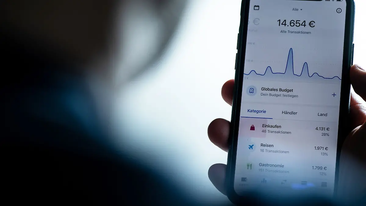 Finanzüberblick schaffen: Ein Haushaltsbuch oder Onlinebanking-Analysen helfen dabei, Einnahmen und Ausgaben klar zu strukturieren.