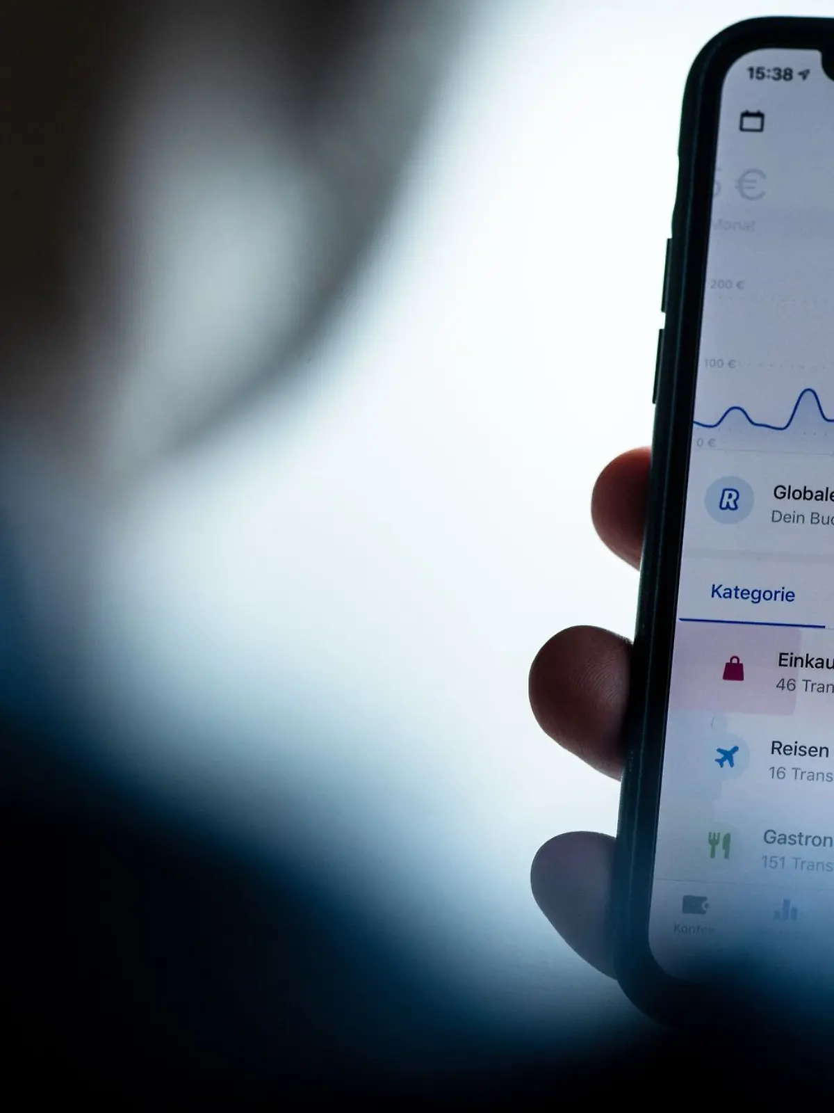 Finanzüberblick schaffen: Ein Haushaltsbuch oder Onlinebanking-Analysen helfen dabei, Einnahmen und Ausgaben klar zu strukturieren.