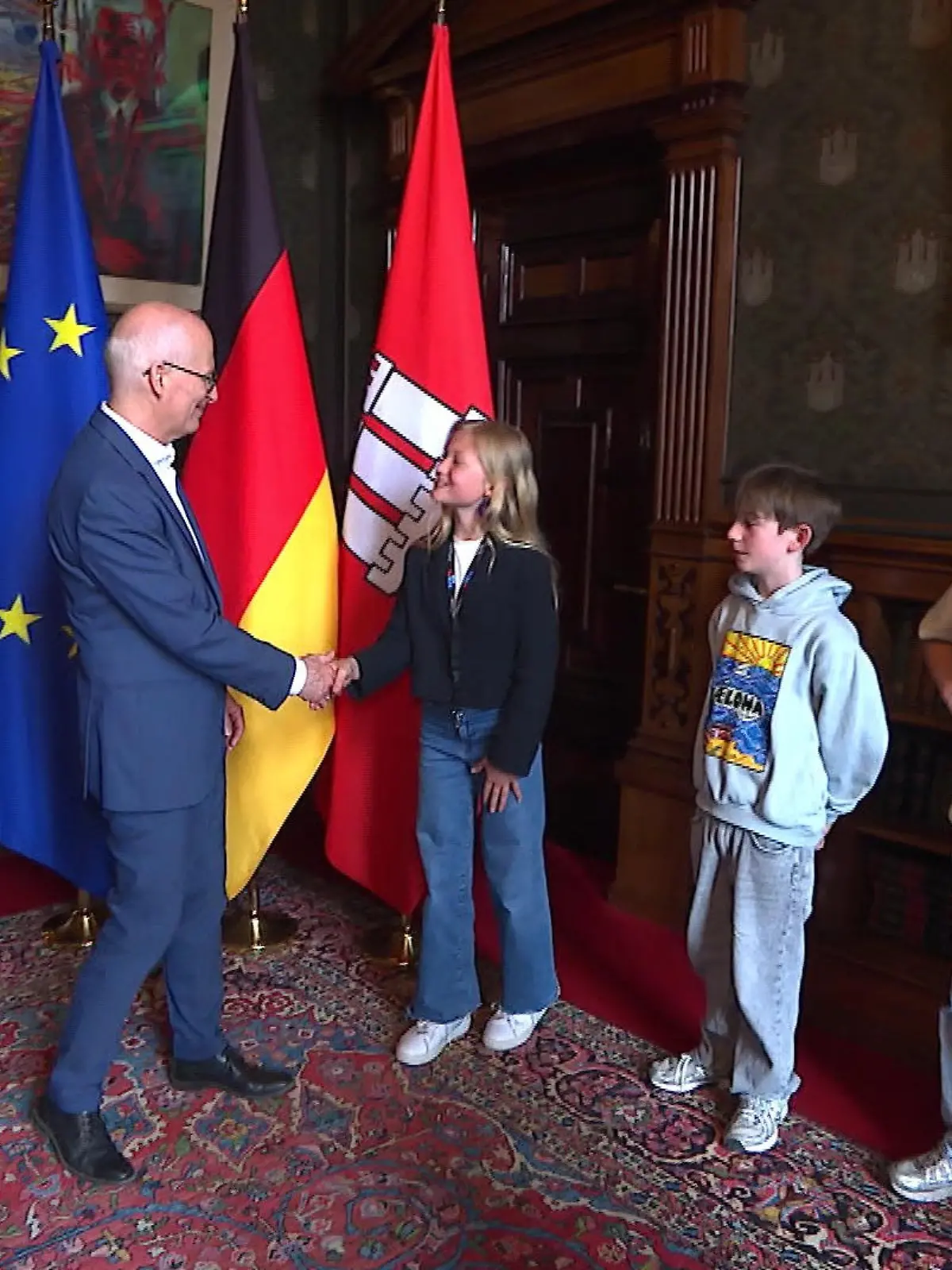 Bild zu: "Kinder löchern Hamburgs Ersten Bürgermeister mit Fragen"